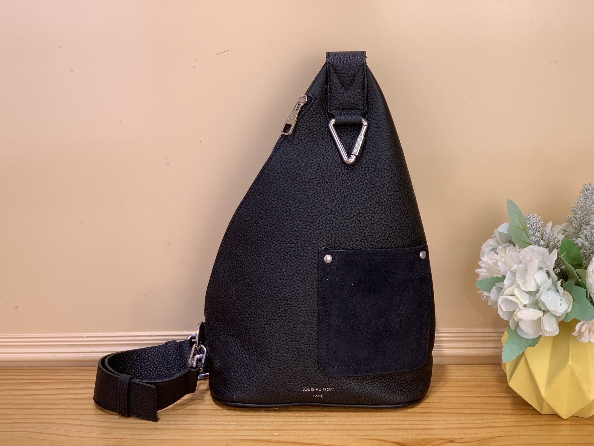 NO:670529,Top Original [Delta Slingbag Shoulder Chest Bag] M27060 Black This LV Touch Hx coral calfskin Delta crossbody bag has a unique contour design. The suede pocket on the inside adopts smooth V-shaped double stitching technology, showing a low-key sense of sophistication. Its zippered main compartment can accommodate mobile phones, wallets, keys and other items. The adjustable shoulder strap design allows it to be worn comfortably on the chest or on the shoulder. Size  30 x 35.5 x 7 cm 6217075,,louis vuitton,wallets,satchels,crossbody bags,cowhide19860909顶级原单【Delta Slingbag 单肩胸包】M27060 黑色 本款 LV Touch Hx珊瑚色小牛皮的德尔塔斜挎包,有着独特的轮廓设计,其内侧的绒面革口袋采用流畅的 V 字形双缝线工艺,尽显低调的精致感.其有拉链的主隔层可容纳手机、钱包、钥匙等物品.可调节的肩带设计使其能够舒适地佩戴在胸前或肩上. 尺寸 30 x 35.5 x 7 厘米 6217075,,louis vuitton,wallets,satchels,crossbody bags,cowhide,Bag