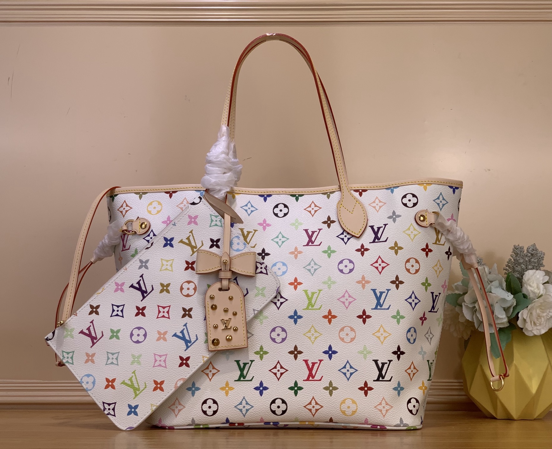 NO:670581,Top original order [NEVERFULL medium handbag] m27787 white color/Takashi Murakami This Neverfull medium tote bag is made of Damier Azur Xh canvas with cow leather trim, and is lined with colorful fabrics in a spacious configuration. The straps on both sides can show a different style whether it is tightened or stretched. The slim leather handle is easy to carry on the shoulder or elbow, and the detachable zipper bag can be used as a clutch or pocket. Size 28 x 14  x 31 cm.6217074 (height x width x length),,totes,handbag,cowhide19860909顶级原单【NEVERFULL 中号手袋】 m27787 白彩/村上隆 本款 Neverfull 中号托特包为 Damier Azur Xh帆布勾勒牛皮革饰边,于宽敞构型融入缤纷织物内衬.两侧饰带无论束紧或舒展,均可展现别样风采.纤细皮革手柄方便肩背或肘挎,可拆卸拉链袋可用作手拿包或口袋. 尺寸28 x 14 x 31 厘米.6217074 (高 x 宽 x 长度),,totes,handbag,cowhide,Bag
