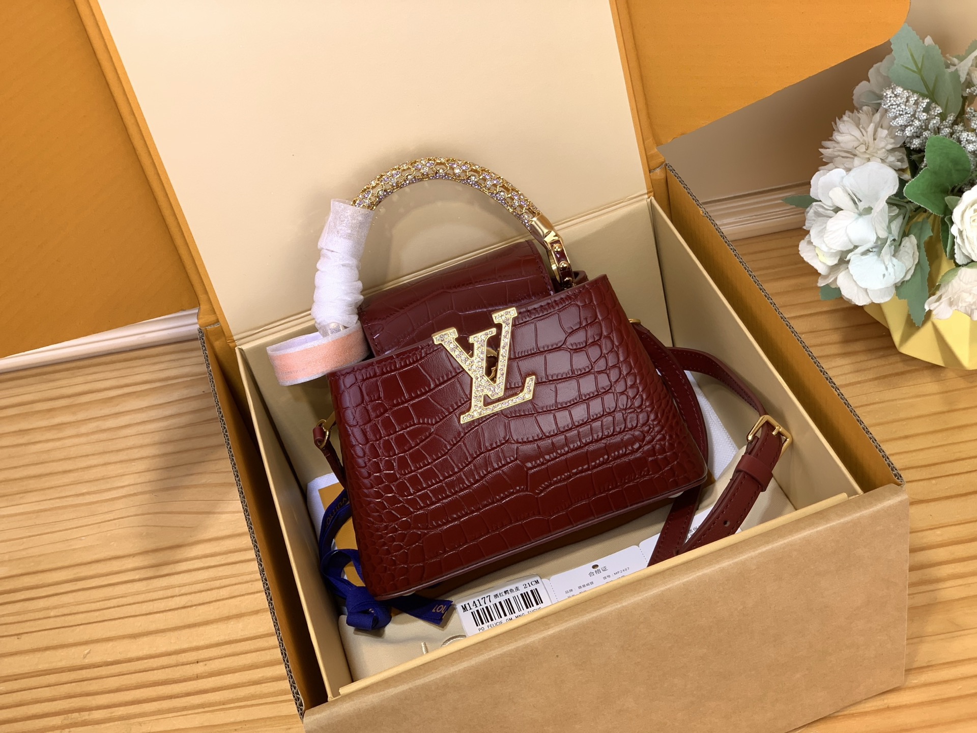 NO:670538,Top original order [CAUCINES mini handbag] m14177 black/diamond handle (cowhide embossed crocodile pattern) This Caucines mini handbag is from the Excetionals series and is made of Taurillon sj cow leather. It is a good choice for collection. Rhinestones inject jewelry texture into the LV letters, and the dazzling flower-shaped handle refers to the classic Flower Crown necklace design. You can switch to multiple carrying methods at will, and the clamshell can be folded in or out. Size 13.6 x 8  x 21 cm 110121250 (height x width x length),,louis vuitton,necklace,cowhide19860909顶级原单【CAUCINES 迷你手袋】 m14177 黑色/钻手柄（牛皮压鳄鱼纹） 本款 Caucines 迷你手袋出自 Excetionals 系列,以 Taurillon sj牛皮革演绎收藏佳选.莱茵石为 LV 字母注入珠宝质感,耀目花卉形状手柄援引经典 Flower Crown 项链设计.可随心切换多种背携方式,翻盖内收或外置皆宜. 尺寸13.6 x 8 x 21 厘米 110121250 (高 x 宽 x 长度),,louis vuitton,necklace,cowhide,Bag