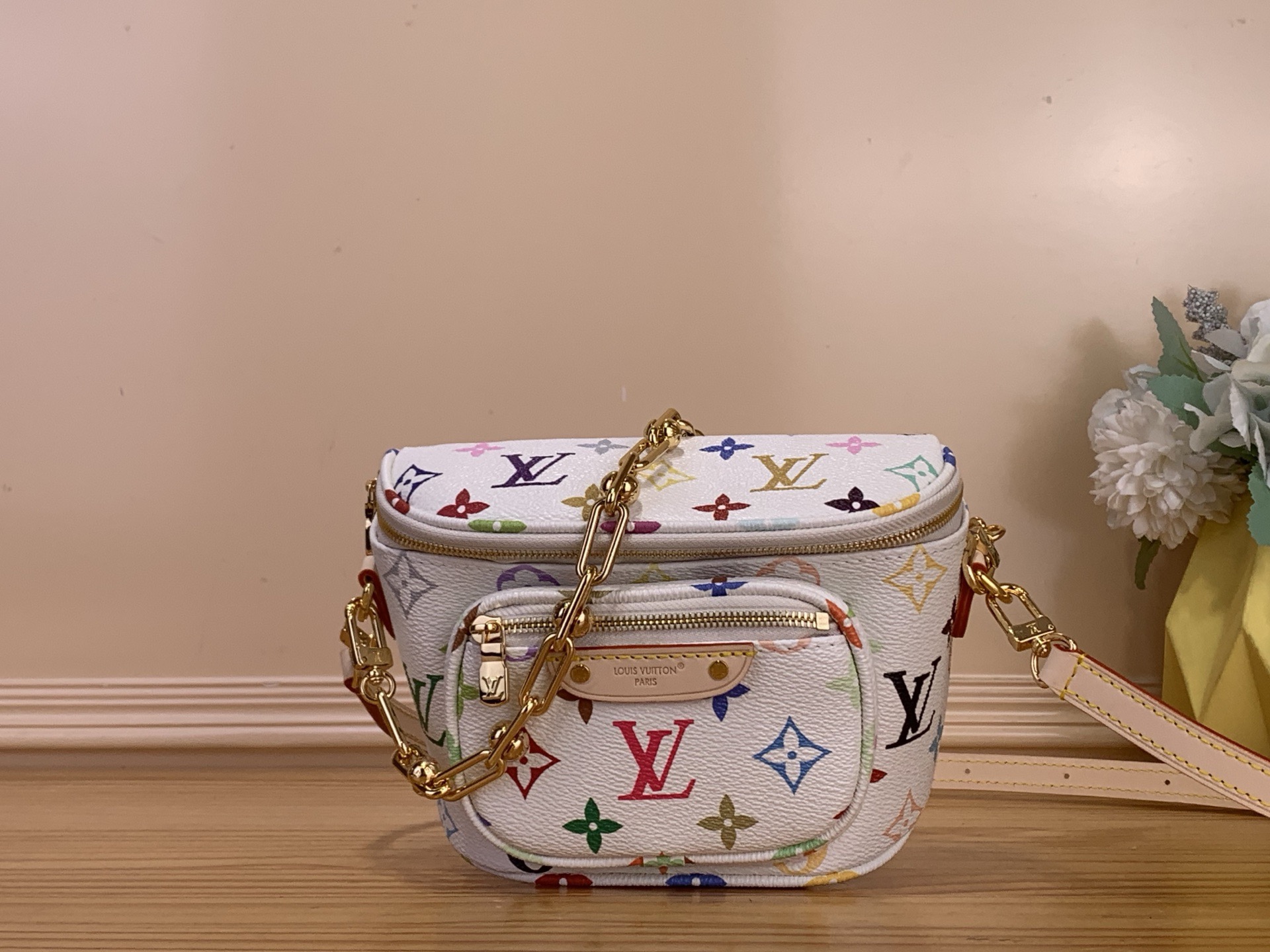 NO:670588,Top original order [Mini Bumbag chain waist bag handbag] M82335 28326 Baicai/Takashi Murakami This chain bag waist bag series new season MINI BUMBAG handbag from LV Gradient xh series, Monogram Emreinte leather  Embossed rendering of gradient midsummer colors. The trendy construction has a zippered main compartment and a Louis Vuitton leather label embellishes the front pocket. The detachable chain and detachable and adjustable shoulder strap allow it to be worn as a shoulder or crossbody. Dimensions: 17 x 12 x 9.5 cm 5017065,, louis vuitton, louis vuitton19860909顶级原单【Mini Bumbag 链条腰包手袋】M82335 28326 白彩/村上隆 本款链条包腰包系列 当季新款 MINI BUMBAG 手袋 来自 LV Gradient xh系列,为 Monogram Emreinte 皮革的 Monogram 压纹渲染渐变盛夏色彩.潮流构型设有拉链主隔层,路易威登皮革标签点缀正面口袋.巧用可拆卸链条和可拆卸并调节的肩带,肩背斜挎随心转换. 尺寸 :17 x 12 x 9.5 厘米 5017065,,louis vuitton,louis vuitton,Bag