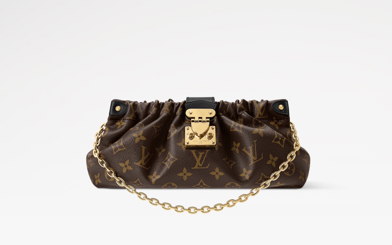 NO:670561,[OCHETTE SLING Small Handbag] m27819 From the 2026 Cruise collection, the ochette Sling handbag is a great choice for day and night looks. It is made of Monogram canvas and is shirred to create a unique pleated effect. This elegant handbag is decorated with a dazzling chain and a matching S-lock closure. It is just the right size to easily store daily necessities such as a mobile phone, wallet and a few commonly used cosmetics. Size 16 x  11 x 30 cm.8419095 (height x width x length),,wallets19860909【OCHETTE SLING 小号手袋】 m27819 源自 2026 Cruise 系列,ochette Sling 手袋是打造日夜造型的上佳之选.它由 Monogram 帆布制成,用抽褶工艺营造出别致的褶皱效果.这款雅致的手袋饰有耀目链条和同色 S-lock 锁扣,恰宜尺寸可轻松收纳手机、钱包及几件常用化妆品等日常所需. 尺寸16 x 11 x 30 厘米.8419095 (高 x 宽 x 长度),,wallets,Bag