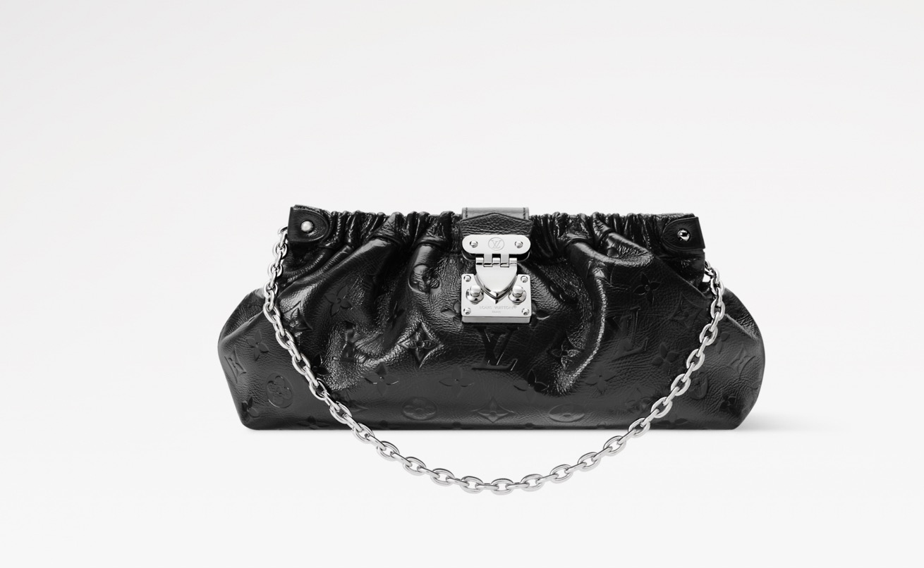 NO:670558,[OCHETTE SLING Small Handbag] m27822 The black ochette Sling handbag is an excellent choice for easy day and night occasions, and is also the eye-catching accessory on the 2026 Cruise series show. This version is crafted from cow leather and equipped with lustrous metal hardware, including a detachable chain and the iconic S-lock lock. The chic pleated design is the finishing touch and can be carried by hand or under the arm. Size 16 x 11  x 30 cm.951981000 (height x width x length),,cowhide19860909【OCHETTE SLING 小号手袋】 m27822 黑色 ochette Sling 手袋是可轻松驾驭日夜场合的上佳之选,也是 2026 Cruise 系列秀场上的瞩目配饰.该版本采用牛皮革精制,配有莹泽金属件,包括可拆卸链条和标志性的 S-lock 锁扣.别致褶皱设计是其点睛之笔,可手提或夹于腋下. 尺寸16 x 11 x 30 厘米.951981000 (高 x 宽 x 长度),,cowhide,Bag