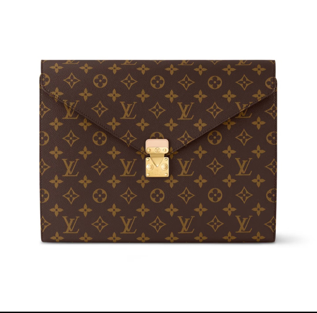 NO:670565,[Presbyopia envelope style document bag/folder] GI0271 Presbyopia yellow inner GI yellow flower belongs to the brand's classic Monogram series of leather goods. It is mainly used to store documents, tablets, laptops and other office supplies. It can also be used as a clutch bag, which is both practical and decorative. There are usually zipper compartments and card slots inside, which can realize the classified storage of small items, suitable for business commuting or daily organization needs. 5416065,,handbag19860909【老花信封式文件袋/文件夹】GI0271老花黄内 GI 黄花 属于品牌经典的Monogram系列皮具,主要用于收纳文件、平板、笔记本电脑等办公用品,也可作为手拿包搭配造型,兼具实用性与装饰性.内部通常设有拉链隔层与卡位,能实现小物件的分类收纳,适合商务通勤或日常整理需求.5416065,,handbag,Bag