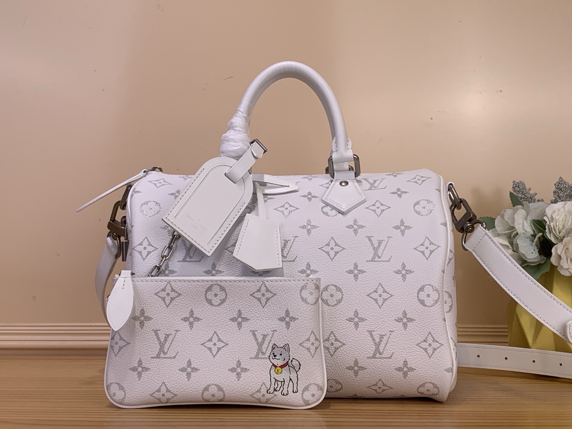 NO:670523,[Seedy 9 30 Handbag] M27144 White/Jindo Dog Louis Vuitton Vigery Nery Seoul exclusive capsule series product. Monogram Motih is added to the very soft calfskin material to display the Seedy 9  Banduri 30. Compact but spacious enough to carry daily necessities. Lined with sheepskin material, the interior is designed with multiple pockets. A detachable pouch that adds mischievous dog illustrations to the Monogram and happily adds highlights. Size 32 x 22.5 x 18 cm (length x height x width), louis vuitton, cowhide, sheepskin19860909【Seedy 9 30手袋】M27144 白色/珍岛犬 路易威登Vigery Nery 首尔独家胶囊系列产品.在非常柔软的小牛皮材质上加上Monogram Motih,展示的Seedy 9 班杜里30.小巧但可以携带日常必需品的宽敞尺寸.加上羊皮材质的内衬,内部构成了多个口袋的设计.在Monogram上加上充满恶作剧的真多狗插图,愉快地增添了亮点的可拆卸型小袋. 尺寸32 x 22.5 x 18厘米（长x高x宽）,,louis vuitton,cowhide,sheepskin,Bag