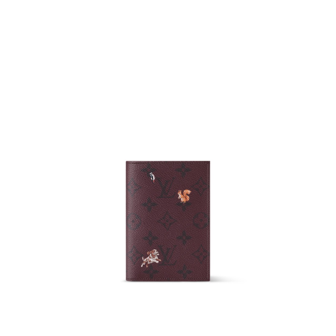 NO:670533,[Passport Holder] M27052 Dark Blue M27023 Brown M27099 Fuchsia/Animal Forest This pocket wallet is made of Monogram Forest coated canvas to create an exquisite shape. The Monogram ms pattern meets the cute forest animals on both sides. The inner pocket, card compartment and outer pocket have complete functional details and can be easily placed in any pocket. Dimensions 11.1 x 1 x 7.5 cm. 181 (H x  width x length).,19860909【护照夹】M27052 深蓝色 M27023 棕色 M27099 紫红色/动物森林 本款口袋钱夹以 Monogram Forest 涂层帆布塑就玲珑构型.Monogram ms图案与两面可爱森林动物温情邂逅.内袋、卡片夹层与外袋完善功能细节,可轻松置入任意口袋. 尺寸11.1 x 1 x 7.5 厘米.181 (高 x 宽 x 长度).,,Bag