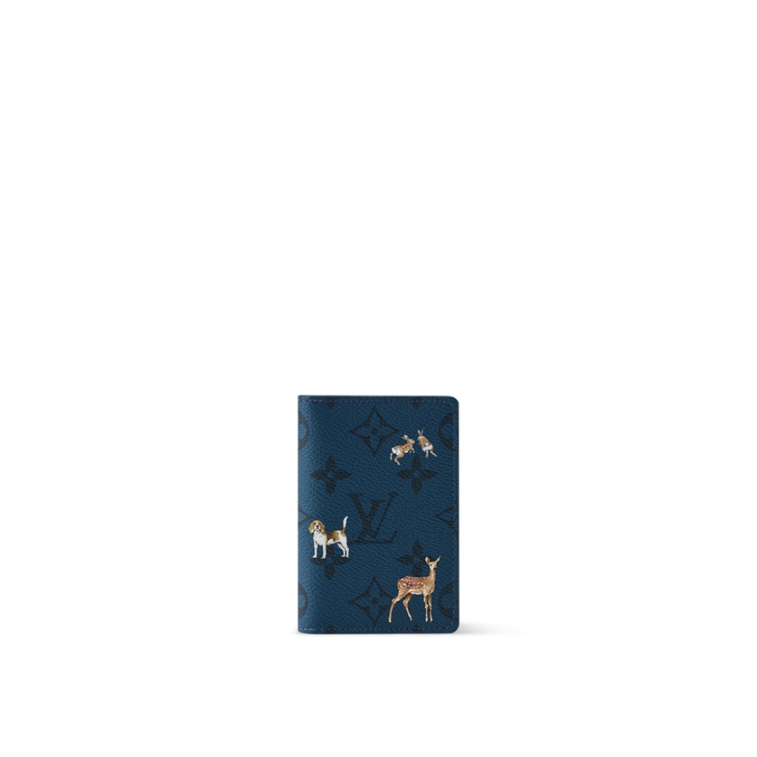 NO:670539,[Pocket Wallet] m26979 Dark Blue m27020 Brown M27021 Burgundy/Animal Forest Pocket Wallet!  This pocket wallet is made of Monogram Forest coated canvas to create a delicate structure. The Monogram ld pattern meets the cute forest animals on both sides. The inner pocket, card compartment and outer pocket are complete functional details and can be easily placed in any pocket. Dimensions 11.1 x 1 x 7.5 cm 161. (Height x Width x Length).,19860909【口袋钱夹】m26979 深蓝色 m27020 棕色 M27021 酒红色/动物森林 口袋钱夹！本款口袋钱夹以 Monogram Forest 涂层帆布塑就玲珑构型.Monogram ld图案与两面可爱森林动物温情邂逅.内袋、卡片夹层与外袋完善功能细节,可轻松置入任意口袋. 尺寸11.1 x 1 x 7.5 厘米 161. (高 x 宽 x 长度).,,Bag
