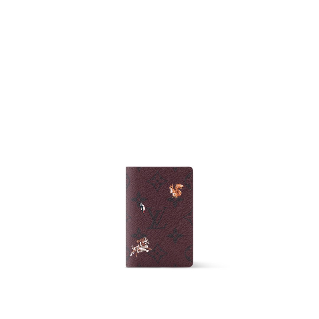 NO:670545,[Pocket Wallet] m26979 Dark Blue m27020 Brown M27021 Burgundy/Animal Forest Pocket Wallet!  This pocket wallet is made of Monogram Forest coated canvas to create an exquisite structure. The Monogram ld pattern meets the cute forest animals on both sides. The inner pocket, card compartment and outer pocket are complete functional details and can be easily placed in any pocket. Dimensions 11.1 x 1 x 7.5 cm 161. (Height x Width x Length),19860909【口袋钱夹】m26979 深蓝色 m27020 棕色 M27021 酒红色/动物森林 口袋钱夹！本款口袋钱夹以 Monogram Forest 涂层帆布塑就玲珑构型.Monogram ld图案与两面可爱森林动物温情邂逅.内袋、卡片夹层与外袋完善功能细节,可轻松置入任意口袋. 尺寸11.1 x 1 x 7.5 厘米 161. (高 x 宽 x 长度),,Bag