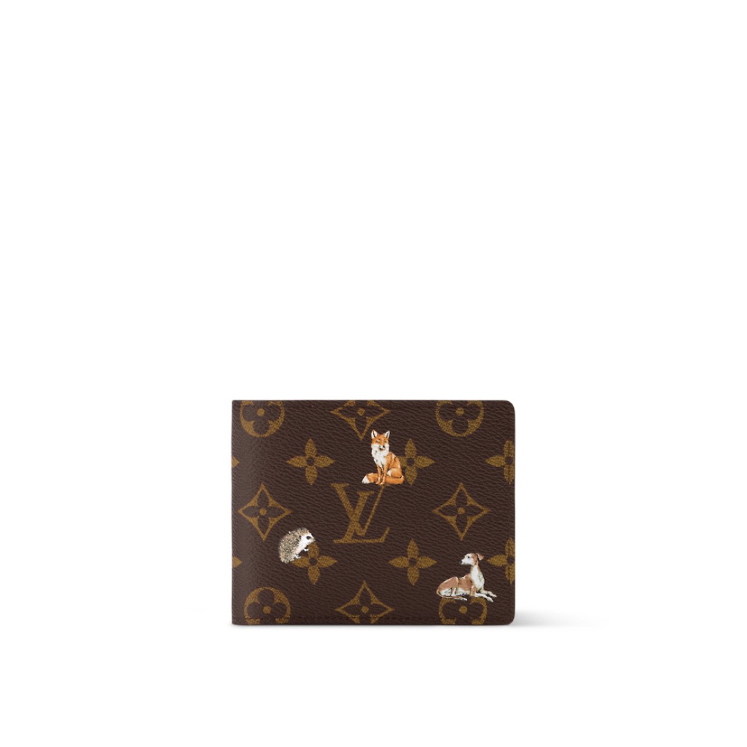 NO:670552,[MULTILE Wallet] m27057 Brown/Animal Forest This Multile ld wallet is made of Monogram Forest coated canvas, with interesting forest animals interspersed between the Monogram patterns, and the outer layer and inner lining create a pastoral scene. It has a card compartment, a banknote compartment and a side receipt compartment. The slim structure can be easily put into most pockets. Size: 9x1.5x11.5cm.1812026,19860909【MULTILE 钱夹】m27057 棕色/动物森林 本款 Multile ld 钱夹取材 Monogram Forest 涂层帆布,在 Monogram 图案间穿插妙趣森林动物,于外层与内衬构筑田园之景.内设卡片夹层、钞票隔层与侧面票据夹层.纤巧构型可轻松收入多数口袋之中. 尺寸:9x1.5x11.5cm.1812026,,Bag