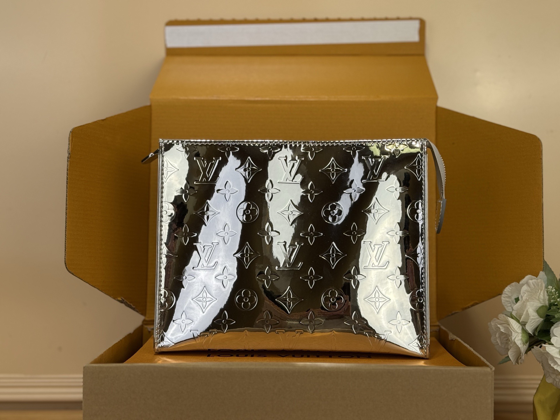 NO:670579,Special [Washage Bag] M15358 gunmetal/patent leather, made of Monogram Miroir bl mirror-coated canvas to create a silver metallic luster texture, with metal parts, zipper opening and closing design, built-in patch pockets, and lined with coated canvas. It belongs to the LV Ski winter limited series. The iconic presbyopic pattern combined with the mirror effect is the visual highlight of the series. Size 25×5.5×20 cm 5516065,, louis vuitton19860909特级【洗漱包】M15358 枪色/漆皮 采用Monogram Miroir bl镜面涂层帆布打造银色金属光泽质感,搭配金属件、拉链开合设计,内置贴袋,内衬为涂层帆布.属于LV 年Ski冬季限定系列,标志性老花图案结合镜面效果,是该系列的视觉亮点. 尺寸25×5.5×20厘米 5516065,,louis vuitton,Bag