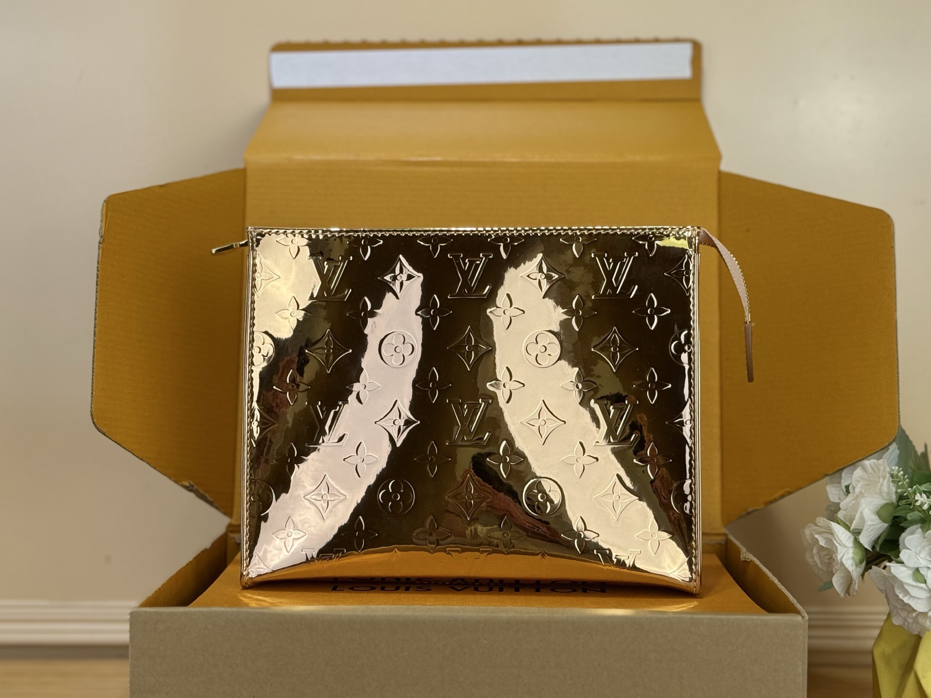 NO:670574,Special [Washage Bag] M15358 Gold/Patent Leather. It is made of Monogram Miroir bl mirror-coated canvas to create a silver metallic luster texture. It is equipped with metal parts, zipper opening and closing design, built-in patch pockets, and is lined with coated canvas. It belongs to the LV Ski winter limited series. The iconic presbyopic pattern combined with the mirror effect is the visual highlight of the series. Size 25×5.5×20 cm 5516065,, louis vuitton19860909特级【洗漱包】M15358 金色/漆皮 采用Monogram Miroir bl镜面涂层帆布打造银色金属光泽质感,搭配金属件、拉链开合设计,内置贴袋,内衬为涂层帆布.属于LV 年Ski冬季限定系列,标志性老花图案结合镜面效果,是该系列的视觉亮点. 尺寸25×5.5×20厘米 5516065,,louis vuitton,Bag