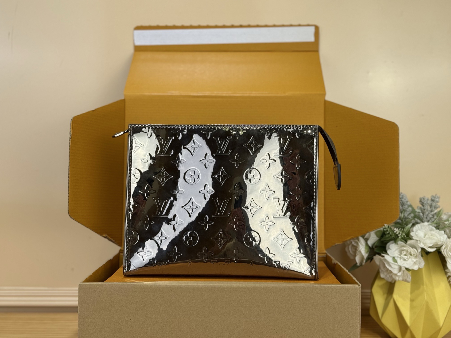 NO:670569,Special [Washage Bag] M15358 Silver/Patent Leather. It is made of Monogram Miroir bl mirror-coated canvas to create a silver metallic luster texture. It is equipped with metal parts, zipper opening and closing design, built-in patch pockets, and is lined with coated canvas. It belongs to the LV Ski winter limited series. The iconic presbyopic pattern combined with the mirror effect is the visual highlight of the series. Size 25×5.5×20 cm 5516065, Louis Vuitton19860909特级【洗漱包】M15358 银色/漆皮 采用Monogram Miroir bl镜面涂层帆布打造银色金属光泽质感,搭配金属件、拉链开合设计,内置贴袋,内衬为涂层帆布.属于LV 年Ski冬季限定系列,标志性老花图案结合镜面效果,是该系列的视觉亮点. 尺寸25×5.5×20厘米 5516065,,louis vuitton,Bag