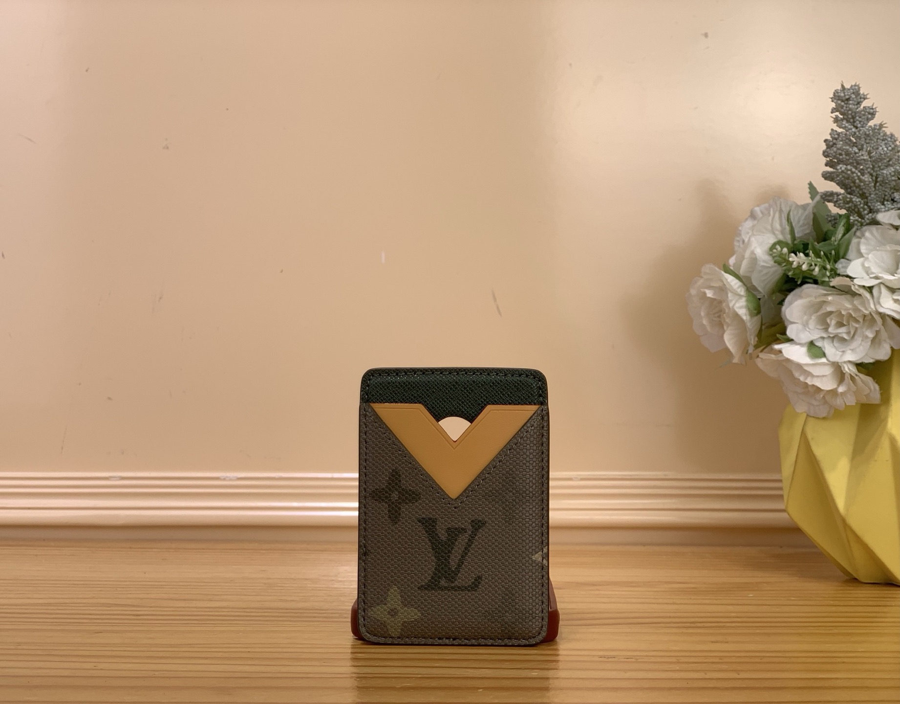 NO:676404,[MAGNET Card Holder] M27087 Military Green/Silk Screen This Magnet card holder is made of Monogram Surlus ms coated canvas with cow leather trim, and the V-shaped card slot is rendered in sun-kissed tones. The magnetic back can easily absorb ihone mobile phones equipped with MagSafe magnetic suction technology. The card compartment can store credit cards, transportation cards and other required cards. Size 6.5*9.5*0.5cm 2013026,,cowhide19860909【MAGNET卡夹】M27087军绿色/丝印  本款Magnet卡夹为MonogramSurlus ms涂层帆布搭配牛皮革饰边,并为V形卡槽渲染日晒色调.磁吸背面可轻松吸附配备MagSafe磁吸技术的ihone手机.卡片夹层可存放信用卡,交通卡等所需卡片. 尺寸6.5*9.5*0.5cm 2013026,,cowhide,Bag