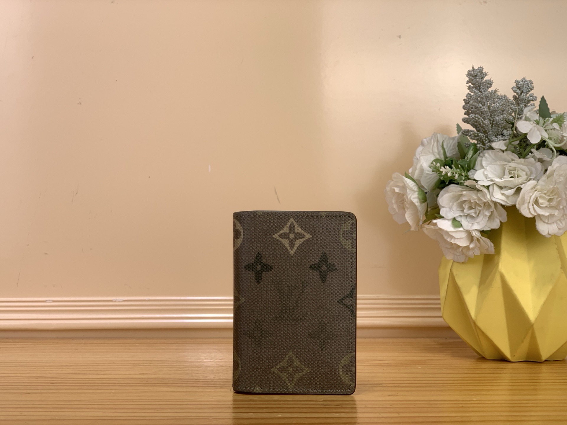 NO:676418,[Pocket Wallet] M26971 Army Green/Silk Screen This pocket wallet is made of Monogram Surlus ms coated canvas with cow leather lining. The compact and practical configuration includes a card compartment, an inner pocket and an outer patch pocket, which can be easily placed in most pockets. One of the inner pockets is cut from sun-kissed leather. Size 11×7.5cm 1712026,,cowhide19860909【口袋钱夹】M26971军绿色/丝印 本款口袋钱夹为 Monogram Surlus ms涂层帆布搭配牛皮革内衬.紧凑实用构型内含卡片夹层、内袋和外贴袋,可轻松置入多数口袋中.内袋之一由日晒色调皮革裁成. 尺寸11×7.5cm 1712026,,cowhide,Bag