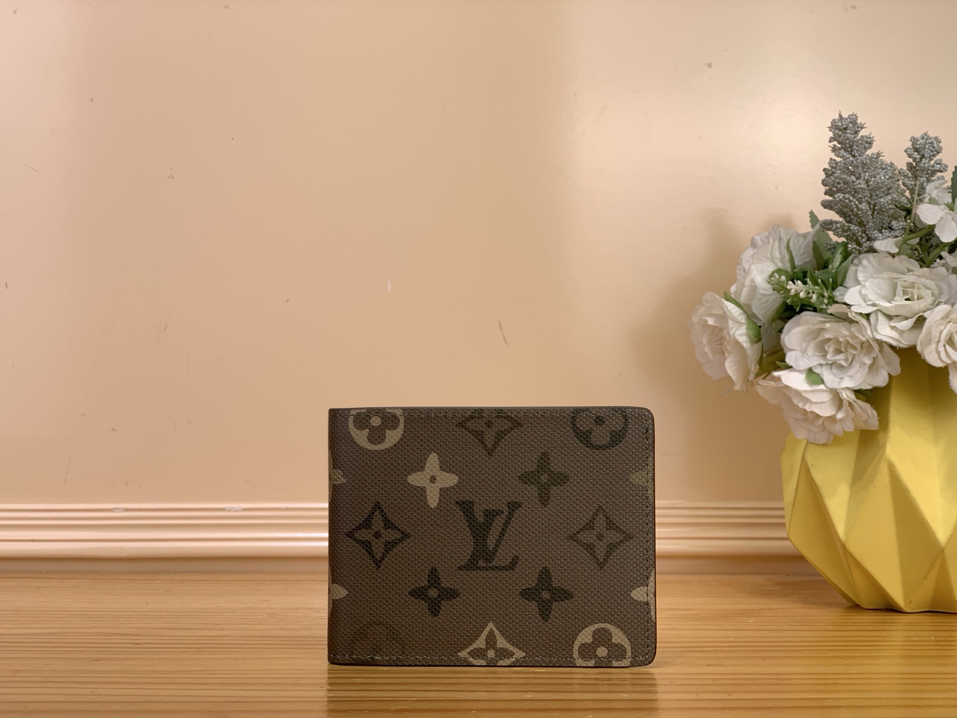 NO:676419,[Multile short clip] M27058 military green/silk screen This Multile wallet is made of Monogram Surlus coated canvas, showing harrell Williams' new interpretation of the Monogram pattern, injecting fresh vitality into the functional configuration. The delicate tones of Monogram ms flowers and LV letters give the canvas surface a camouflage look. The right size includes a card compartment, a banknote compartment and a side receipt compartment. Size 11.5×9×1.5cm  1812026,,louis vuitton19860909【Multile 短夹】M27058军绿色/丝印 本款 Multile 钱夹取材 Monogram Surlus 涂层帆布,展现 harrell Williams 对 Monogram 图案的焕新演绎,为功能构型注入清新活力.Monogram ms花卉与 LV 字母的细腻色调再为帆布表面赋予迷彩观感.恰宜尺寸内含卡片夹层、钞票隔层与侧面票据夹层. 尺寸11.5×9×1.5cm 1812026,,louis vuitton,Bag