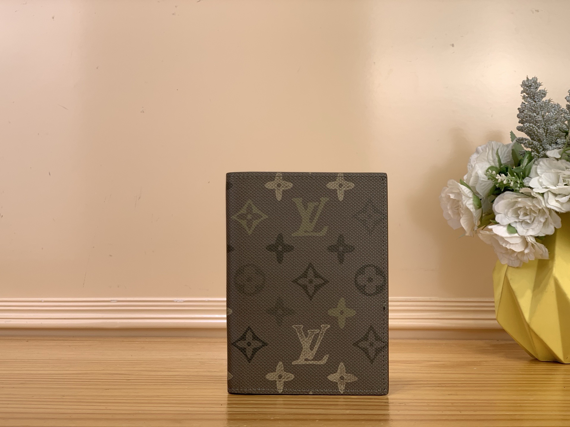 NO:676415,Top original order [Passport Holder] M27054 Army Green/Silk Screen Slim design can fit neatly into various pockets, charming 'ortefeuille'  Slender'.ms uses brushed Monogram cowhide to create an expression like a treasure passed down from generation to generation. The leather patina (shade) that seems to be used and the faded Monogram pattern remind people of the depth of life that travels through time and space. It has 4 card slots and bill compartments, making it a perfect wallet for daily use. Size 10.0x14.0x2.0 cm 1812026,,wallets,cowhide19860909顶级原单【护照夹】M27054 军绿色/ 丝印 纤细的设计可以整齐地装入各种口袋,魅力十足的“ortefeuille Slender”.ms用拉绒Monogram牛皮,做出了代代相传的宝物般的表情.仿佛用过的皮革帕蒂纳(阴影)和褪色的Monogram图案,让人联想到像穿越时空的人生一样的深度.拥有4个卡槽和纸币隔间,非常适合平时使用的钱包. 尺寸10.0x14.0x2.0 cm 1812026,,wallets,cowhide,Bag