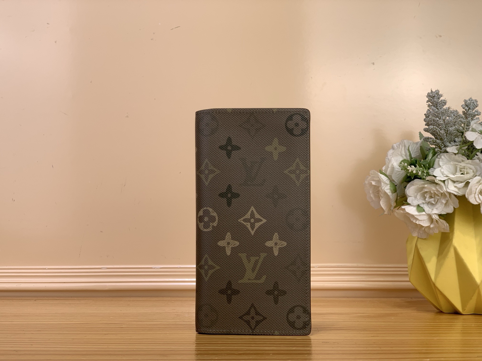 NO:676413,Top original item [BRAZZA short clip] M27055 military green/silk screen This Brazza wallet is made of Monogram Surlus ms coated canvas with the same color leather lining, and then uses sunburned toned cow leather to add a sophisticated touch. The slender shape includes a zippered coin pocket, a large number of card slots and multiple compartments for banknotes and receipts, providing rich practical functions. Size 10x19x2cm.2313033,,cowhide19860909顶级原单【BRAZZA短夹】M27055军绿色/丝印 本款Brazza钱夹为Monogram Surlus ms涂层帆布搭配同色皮革内衬,再以日晒色调牛皮革增添考究之笔.修长构型内含拉链零钱袋,数量众多的卡片夹层与多个钞票及票据隔层,提供丰富实用功能. 尺寸10x19x2cm.2313033,,cowhide,Bag