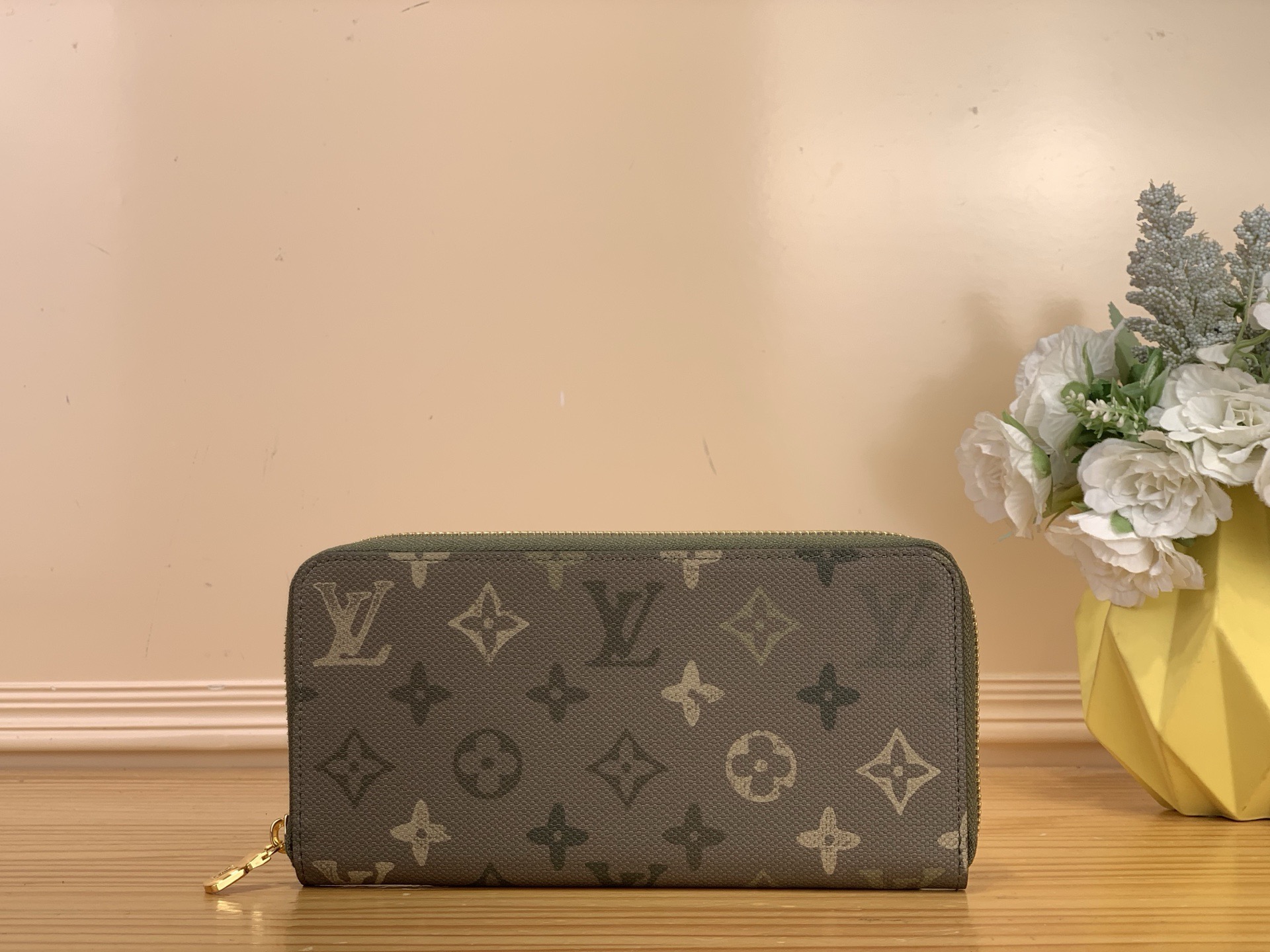 NO:676410,Top Original [Ziy Zipper Wallet] M27056 Army Green/Silk Screen 'Zipper Wallet Horizontal' made of Trion leather. Reinterprets the traditional 'zipper wallet vertical', ms updated to a more practical horizontal. Practical design of circular zipper opening, with a main compartment with a zipper pocket in the center and 6 card slots arranged on both sides, equipped with 2 flat pockets for banknotes and receipts. Size 21 x 2.5 x  10 cm 2513035,,wallets19860909顶级原单【Ziy拉链钱夹】M27056 军绿色/ 丝印 用特里昂皮革制作的“拉链钱包水平”.重新诠释了传统的“拉链钱包垂直”,ms更新为更实用的横向.圆形拉链开合式的实用设计,中央配置了带拉链口袋的主隔间和两侧各排列的6个卡槽,配有2个用于纸币和收据的扁平口袋 尺寸21 x 2.5 x 10厘米2513035,,wallets,Bag