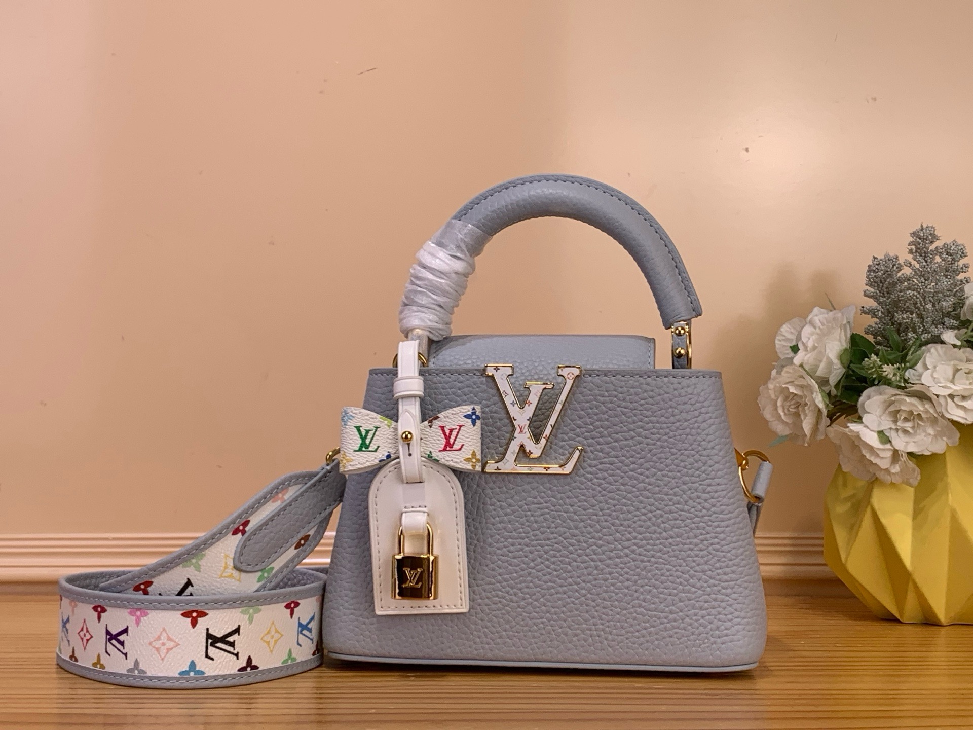 NO:676408,Top Original [LV x TM Caucines Handbag] m27636 Blue / Murakami The Caucines bag is crafted with playful proportions and makes a modern statement with the fresh green tones of Taurillon leather, inspired by the rainbow palette of Japanese artist Takashi Murakami HL. The LV initials, lining, key bell and strap all feature House  A cheerful, colorful version of the Monogram pattern serves as the accent, while gleaming gold hardware, including a removable chain, completes the look with a polished touch. Dimensions 21 x 14 x 8 cm 120121300,, louis vuitton19860909顶级原单【LV x TM Caucines 手袋】m27636 蓝色/ 村上隆 Caucines 包以俏皮的比例制作,以Taurillon皮革的清新的绿色色调做出了现代声明,灵感来自日本艺术家Takashi Murakami hl的彩虹调色板.LV首字母、衬里、钥匙铃和表带都以House Monogram图案的欢乐多彩版本为重点,而闪闪发光的金色硬件,包括可拆卸的链条,以抛光的触感完成了外观. 尺寸21 x 14 x 8厘米 120121300,,louis vuitton,Bag