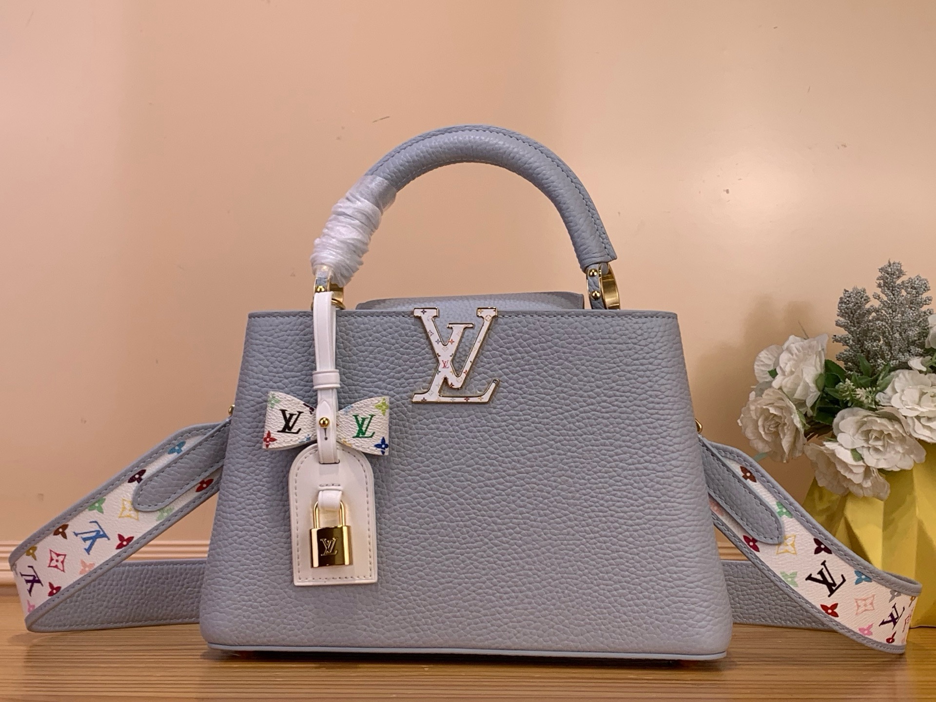 NO:676406,Top Original [LV x TM Caucines Handbag] m27636 Blue / Murakami The Caucines bag is crafted with playful proportions and makes a modern statement with the fresh green tones of Taurillon leather, inspired by the rainbow palette of Japanese artist Takashi Murakami HL. The LV initials, lining, key bell and strap all feature House  A cheerful, colorful version of the Monogram pattern serves as the accent, while gleaming gold hardware, including a removable chain, completes the look with a polished touch. Dimensions 27x17.5x9 cm 130121450,, louis vuitton19860909顶级原单【LV x TM Caucines 手袋】m27636 蓝色/ 村上隆 Caucines 包以俏皮的比例制作,以Taurillon皮革的清新的绿色色调做出了现代声明,灵感来自日本艺术家Takashi Murakami hl的彩虹调色板.LV首字母、衬里、钥匙铃和表带都以House Monogram图案的欢乐多彩版本为重点,而闪闪发光的金色硬件,包括可拆卸的链条,以抛光的触感完成了外观. 尺寸27x17.5x9 厘米 130121450,,louis vuitton,Bag