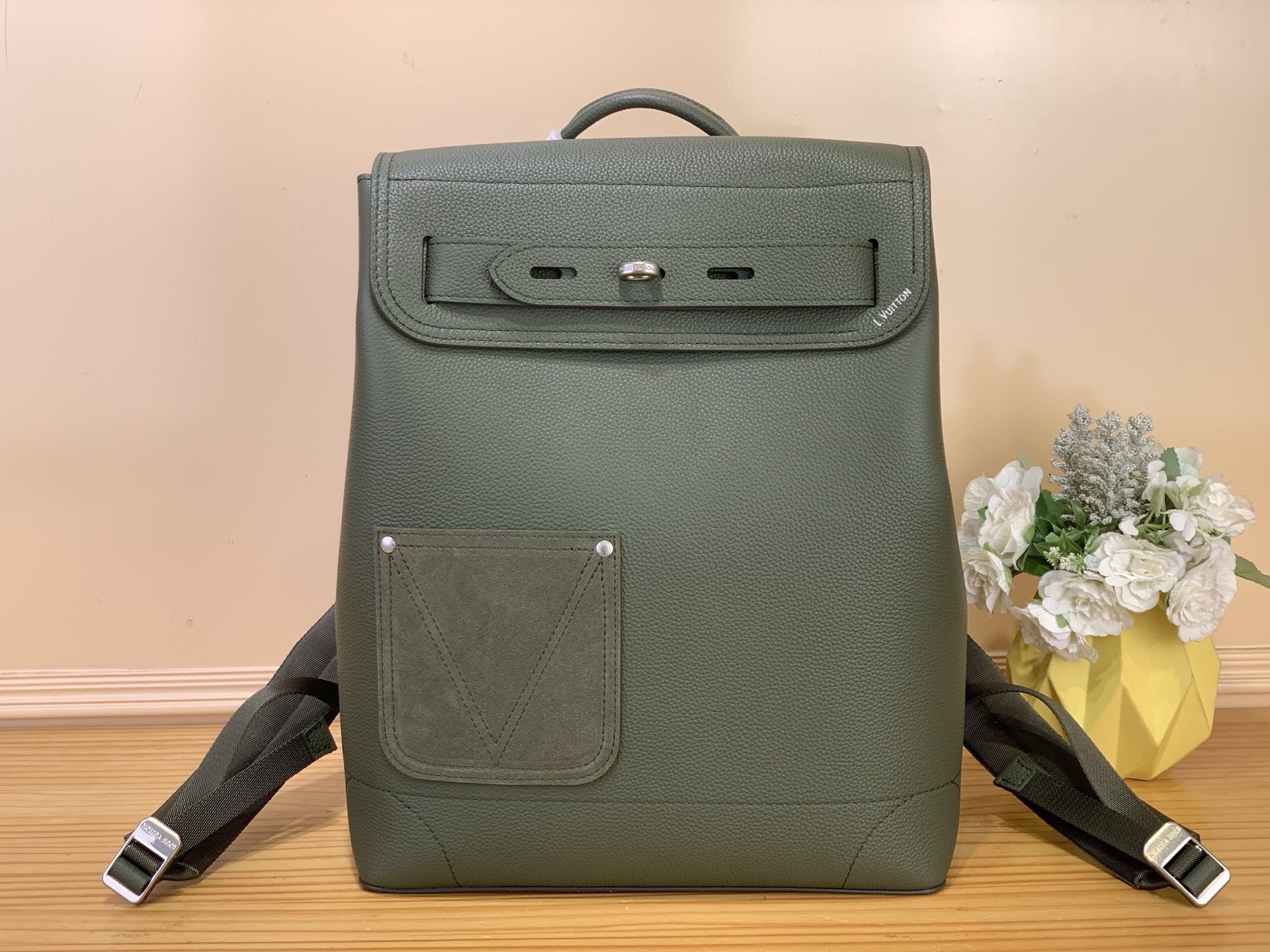 NO:676405,The top original item [Steamer Backpack] M26852 Green 27063 Black is made of soft LV Touch hx cow leather, integrating modern design into the traditional structure. The grained outer layer is embellished with suede leather front pockets and V-shaped stitching. The spacious main compartment has a padded pocket that can store a 16-inch laptop. With a drawstring and smart shoulder strap, it is a functional choice for daily travel. Size 39 x 15.5 x  31 cm 128121450,,louis vuitton,cowhide19860909顶级原单【Steamer 双肩包】M26852 绿色 27063 黑色 取材柔软 LV Touch hx牛皮革,为传统构型融入摩登设计.粒面外层点缀绒面皮革前袋与 V 字缝线.宽敞主隔层内设加垫口袋,可存放 16 寸笔记本电脑.搭配抽绳与灵动肩带,成就日常出行的功能佳选. 尺寸 39 x 15.5 x 31厘米 128121450,,louis vuitton,cowhide,Bag