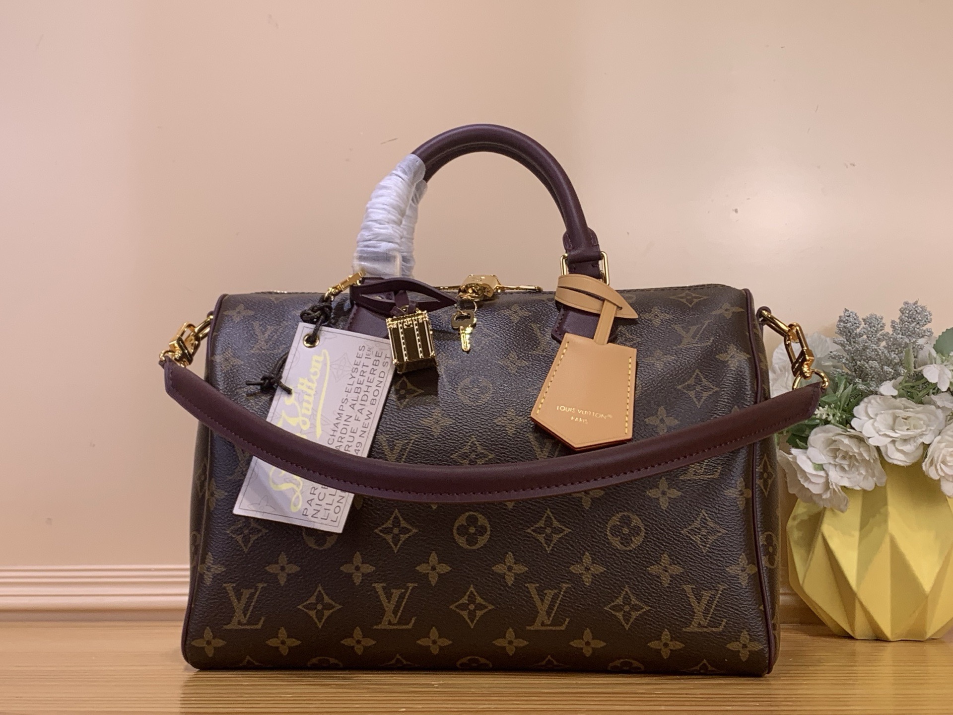 NO:676412,Top Original [Seedy Soft 30 Dark] m28379 The Seedy Soft 30 Dark is designed to stand out and is the perfect travel companion. It is made from House sj's signature Monogram coated canvas, trimmed with black leather and accented with bold gothic-inspired chains. The chic and roomy design also features a name tag and tassels, and has an interior zippered pocket to securely store your passport and other important items. New shoulder Toron handles add a final flourish.  Dimensions 30 x 21 x 17 cm 6317075,19860909顶级原单【Seedy Soft 30 Dark】 m28379 Seedy Soft 30 Dark旨在脱颖而出,是完美的旅行伴侣.它由House sj标志性的Monogram涂层帆布制成,饰有黑色皮革,并饰有大胆的哥特式风格的链条.别致而宽敞的设计还具有名牌和流苏,并有一个内部拉链口袋,可以安全地存放护照和其他重要物品.新的肩部Toron手柄增加了最后的繁荣. 尺寸30 x 21 x 17厘米 6317075,,Bag