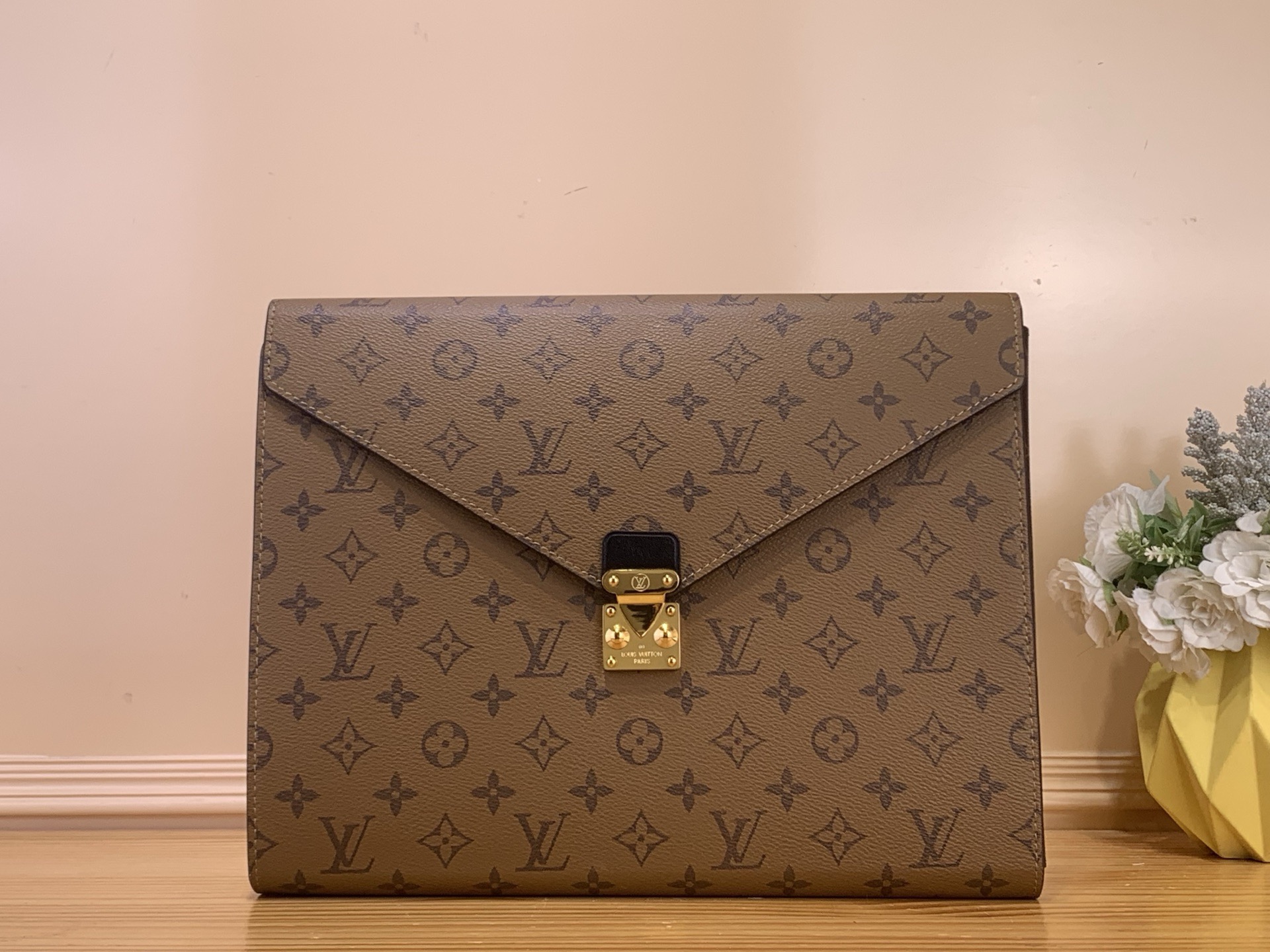 NO:676407,Top original order [Presbyopia envelope style document bag/folder] GI0271 Presbyopia yellow inner GI yellow flower belongs to the brand's classic Monogram qb series of leather goods. It is mainly used to store documents, tablets, laptops and other office supplies. It can also be used as a clutch bag to match the shape, which is both practical and decorative. There are usually zipper compartments and card slots inside, which can realize the classified storage of small items, suitable for business commuting or daily organization needs. 5416065,, handbag19860909顶级原单【老花信封式文件袋/文件夹】GI0271老花黄内 GI 黄花 属于品牌经典的Monogram qb系列皮具,主要用于收纳文件、平板、笔记本电脑等办公用品,也可作为手拿包搭配造型,兼具实用性与装饰性.内部通常设有拉链隔层与卡位,能实现小物件的分类收纳,适合商务通勤或日常整理需求.5416065,,handbag,Bag