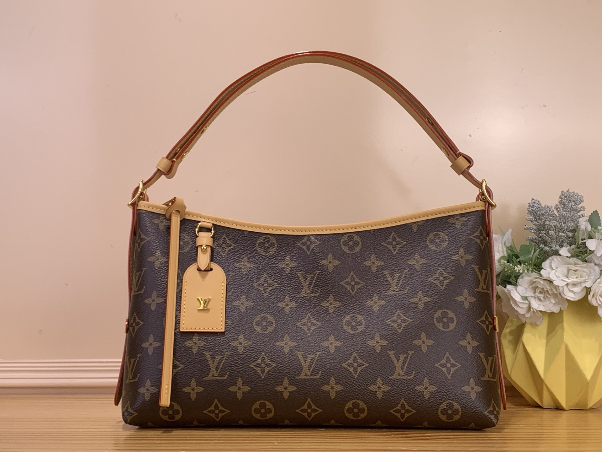 NO:676414,Top original order [CarryAll East West handbag] M28101 presbyopia CarryAll EastWest hl handbag is made of Monogram canvas and leather trim, making it a close companion for urban life. The ample configuration has a neat inner layer, and the large inner bag adds functional elements. The Monogram canvas zippered clutch is fixed by a leather strap. Dimensions: 20 x 10 x 33.5 cm (height x width x  length).5516065,,handbag19860909顶级原单【CarryAll East West手袋】M28101老花 CarryAll EastWest hl手袋取材 Monogram 帆布和皮革饰边,成就都市生活的贴身伴侣.充裕构型设有齐整内层,大号内袋再添功能元素.Monogram 帆布拉链手拿包通过皮革带固定 尺寸20 x 10 x 33.5 厘米(高 x 宽 x 长度).5516065,,handbag,Bag