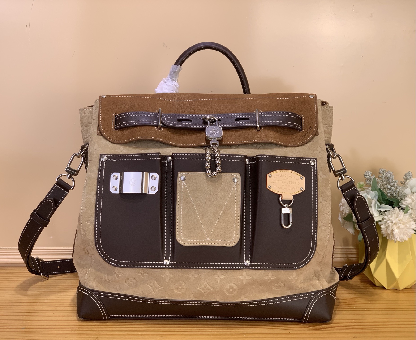 NO:676417,Top original order [STEAMER 40 handbag] m26019 color matching This Steamer 40 handbag comes from the Workwear sj series, which combines classic design, workwear elements and harrell Williams' iconic fashion creativity. The suede leather constructs the bag body, the spring hook buckle is suspended below the Louis Vuitton Malletier patch, and the LV metal nameplate and front V topstitching highlight the exquisite details. Size 42 x 17 x  40 cm 155121650 (height x width x length),,louis vuitton,louis vuitton19860909顶级原单【STEAMER 40 手袋】 m26019 拼色 本款 Steamer 40 手袋出自 Workwear sj系列,令经典设计、工装元素和 harrell Williams 标志性的潮流创意共冶一炉.绒面皮革构筑包身,弹簧钩扣悬挂于 Louis Vuitton Malletier 贴饰下方,LV 金属铭牌和正面 V 字明线彰显考究细节. 尺寸42 x 17 x 40 厘米 155121650 (高 x 宽 x 长度),,louis vuitton,louis vuitton,Bag