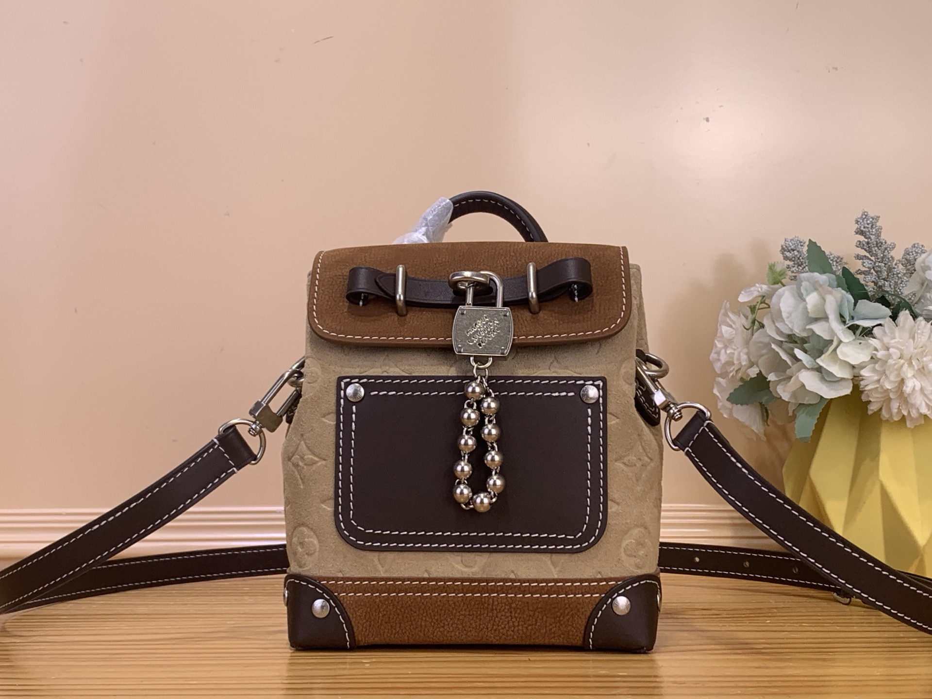 NO:676421,Top original order [STEAMER 15 handbag] M26128 color matching This Steamer 15 handbag makes the wallet size present the trendy configuration of the Steamer sj handbag, and then continues the traditional elements with the top handle, reinforced corners and base, showing harrell Wiliams' smart ingenuity. The non-functional padlock expresses the Louis Vuitton Marque Deosee logo, replacing the series' consistent chain and pin closure. Size 16.5 ×  20 × 8.5 cm6517075,,louis vuitton19860909顶级原单【STEAMER 15 手袋】M26128 拼色 本款 Steamer 15 手袋令钱夹尺寸呈现 Steamer sj手袋的潮流构型,再以顶部手柄、加固包角和底座延续传统元素,展现 harrell Wiliams的灵动巧思.非功能性挂锁抒写 Louis Vuitton Marque Deosee 标识,取代系列一贯的链条与饰针开合. 尺寸16.5 × 20 × 8.5厘米6517075,,louis vuitton,Bag