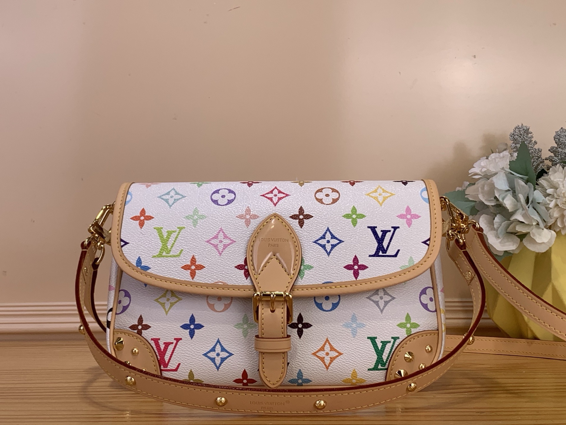 NO:676422,Top original item [DIANE handbag] M27866 white color/Takashi Murakami. This DIANE handbag is equipped with a leather shoulder strap (can be carried under the armpit) and an embroidered shoulder strap (can be carried across the shoulder), both of which are detachable. The capacity is sufficient for daily use and can be used to carry the largest mobile phone without any pressure. The xh belt-style buckle is a decoration and is actually a magnet to open and close. It is more convenient to open and close. There is a compartment in the middle, which is convenient for organizing things. There is also a zipper area where you can put some valuables. Size 25.0  × 9.0 × 15.0 CM 5816065,19860909顶级原单【DIANE 手袋】M27866 白彩/村上隆 此款 DIANE 手袋配有一根皮肩带(可腋下背)一根刺绣肩带(可肩背斜跨)都可以拆卸 容量日常足够用装最大号手机毫无压力,xh皮带式的扣扣是装饰其实是磁铁开合还算比较方便~中间有隔层,方便整理东西 还有个拉链区 可以放些贵重物品 尺寸 25.0 × 9.0 × 15.0 CM 5816065,,Bag