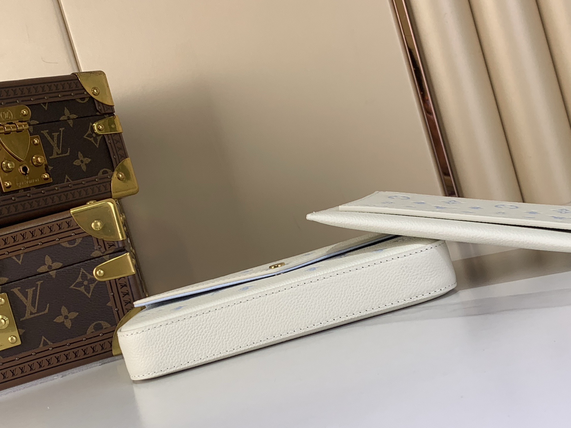 LV Style White Leather Clutch Bags detail image 4 from source 760045