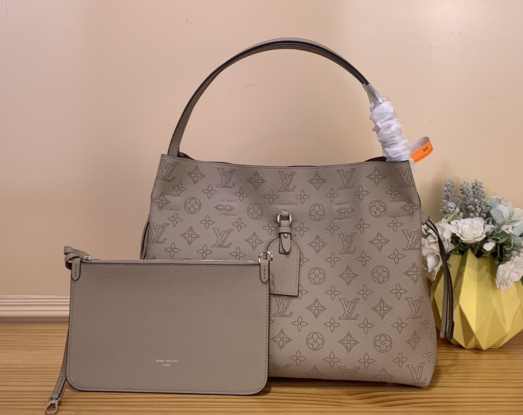 NO:687830,Top original item [Sac Boundless Handbag] m13180 Gray m13179 Black (Skeleton) This Boundless bag is part of the Mahina ys collection and is perfect for everyday use. It is roomy enough to carry essentials and can also accommodate a laptop and tablet. It has sorn on the shoulder and has a zippered removable pouch. The model is made from House's signature perforated Mahina leather and features silver metallic details, giving it a sophisticated look.  Dimensions 43x33.5x17 cm 961981000 (length x height x width),19860909顶级原单【Sac Boundless 手袋】 m13180 灰色 m13179 黑色（镂空） 这款Boundless包是Mahina ys系列的一部分,非常适合日常使用.足够宽敞,可以携带必需品,还可以容纳一台笔记本电脑和平板电脑.它肩上有sorn,有一个带拉链的可拆卸小袋.该模型由House标志性的穿孔Mahina皮革制成,具有银色金属细节,使其外观精致. 尺寸43x33.5x17厘米 961981000（长度x高度x宽度）,,Bag