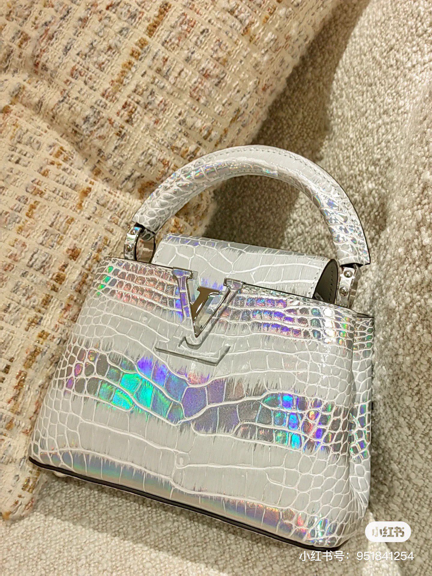 NO:687846,[Caucines Handbag] M48865 Aurora Silver/Gradient (Cow Leather Pressed Crocodile Pattern) Counter Picture,,cowhide19860909【Caucines 手袋】M48865 极光银/ 渐变（牛皮压鳄鱼纹） 专柜图,,cowhide,Bag