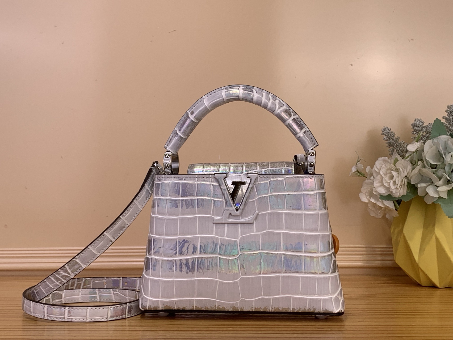 NO:687843,Top original order [Caucines mini handbag] M48865 Aurora Silver/Gradient (cowhide embossed crocodile pattern) M93429 Noble crocodile skin pattern, luxurious goatskin lining, shiny metal accessories, unique Caucines jw cover can be stored in the bag to display the letter logo, and can be turned out to present the Monogram Flower pattern. Size 21* 14* 8 cm  110121250,,cowhide,sheepskin,crocodile skin19860909顶级原单【Caucines mini手袋】M48865 极光银/ 渐变（牛皮压鳄鱼纹）M93429 高贵的鳄鱼皮纹,奢华的山羊皮衬里,闪亮的金属饰件,特有的Caucines jw搭盖既可收入包内展示字母标识,又可外翻 呈现Monogram Flower图案 . 尺寸21* 14* 8 cm 110121250,,cowhide,sheepskin,crocodile skin,Bag
