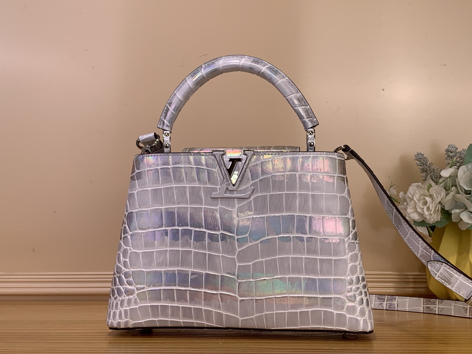 NO:687839,Top original order [Caucines Small Handbag] N48865 Aurora Silver/Gradient (Cow Leather Pressed Crocodile Pattern) M92173 The noble crocodile skin pattern is polished and sparkling, charming, jw luxurious goatskin lining and sparkling metal accessories, the unique Caucines flap can be stored in the bag to display the letter logo or can be turned out to present the Monogram Flower pattern. Size 27* 18*9cm  125121300,,cowhide,sheepskin,crocodile skin19860909顶级原单【Caucines 小号手袋】N48865 极光银/渐变（牛皮压鳄鱼纹） M92173 高贵的鳄鱼皮纹经上光处理 闪耀迷人,jw奢华的山羊皮衬里与闪闪发光的金属饰件,特有的Caucines搭盖既可收入包内展示字母标识又可外翻 呈现Monogram Flower图案. 尺寸27* 18*9cm 125121300,,cowhide,sheepskin,crocodile skin,Bag