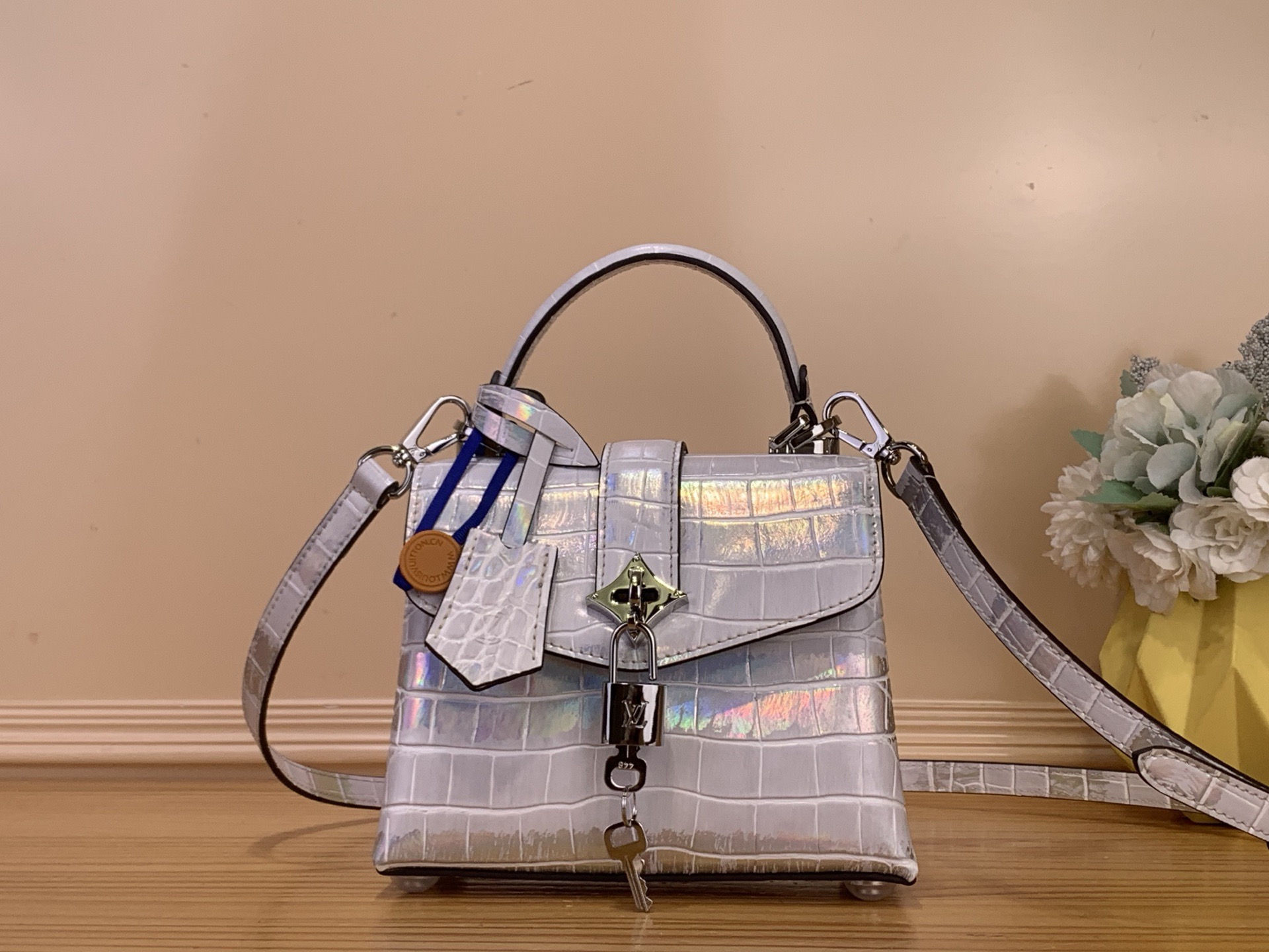 NO:687837,Top original order [ROSE DES VENTS mini handbag] M84713 Aurora Silver / Gradient This handbag is made of crocodile pattern leather, with a suitable size for day and night occasions. Monogram jw metallic flowers are embellished on the upper edge of the bag, complementing the elegant metal parts. The detachable shoulder strap provides a variety of carrying options. Size 19*15*9 cm 115121250,19860909顶级原单【ROSE DES VENTS mini手袋】M84713 极光银 /渐变 本款手袋采用鳄鱼纹皮革,以恰宜尺寸游刃昼夜场合. Monogram jw金属质感花卉点缀包身上缘,与雅致金属件相得益彰.可拆卸肩带提供多种背携选择 尺寸19*15*9 厘米 115121250,,Bag