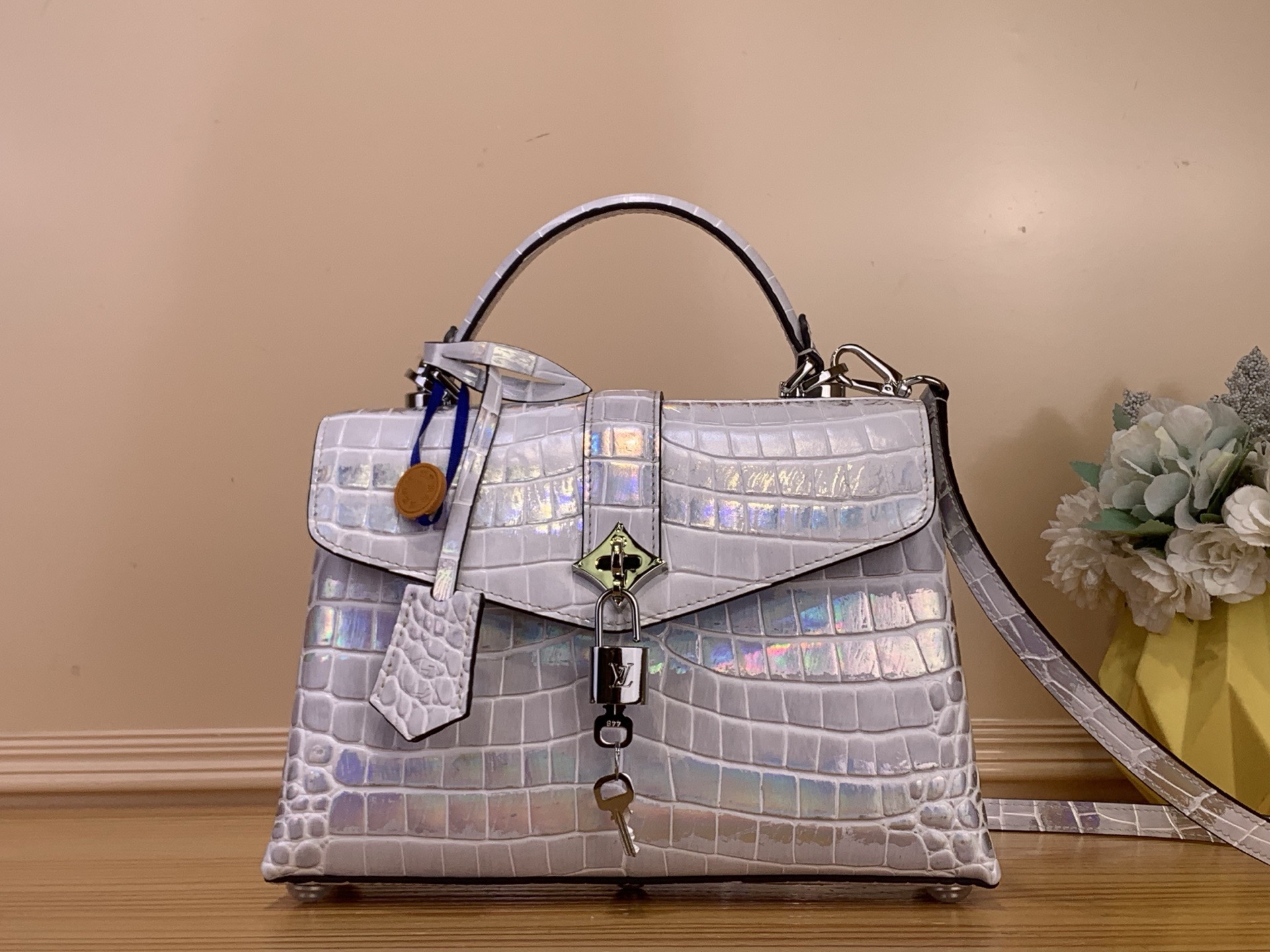 NO:687834,Top original order [ROSE DES VENTS mm handbag] M84714 Aurora Silver/Gradient This handbag is made of crocodile pattern leather, with a suitable size for day and night occasions. Monogram jw metallic flowers are embellished on the upper edge of the bag, complementing the elegant metal parts. The detachable shoulder strap provides a variety of carrying options. Size 27*18*9 cm 130121450,19860909顶级原单【ROSE DES VENTS mm手袋】M84714 极光银/渐变 本款手袋采用鳄鱼纹皮革,以恰宜尺寸游刃昼夜场合. Monogram jw金属质感花卉点缀包身上缘,与雅致金属件相得益彰.可拆卸肩带提供多种背携选择 尺寸27*18*9 厘米130121450,,Bag