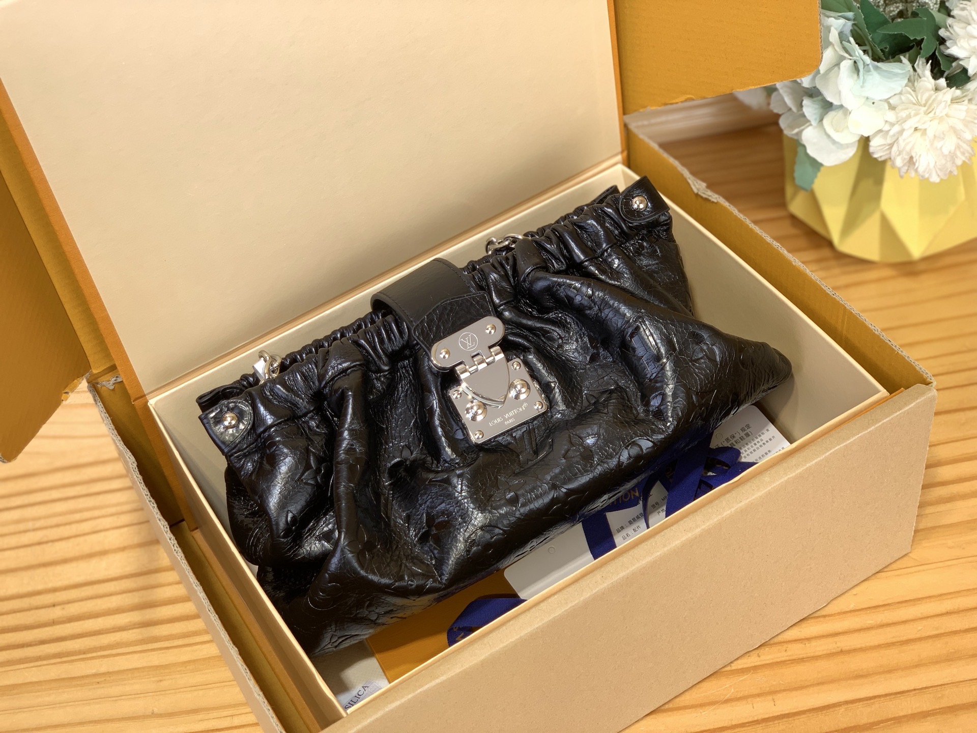 NO:687841,Duty-free all-steel [OCHETTE SLING small handbag] m27822 The black ochette Sling gx handbag is an excellent choice for easy day and night occasions, and is also the eye-catching accessory on the 2026 Cruise series show. This version is crafted from cow leather and equipped with shiny metal parts, including a detachable chain and the iconic S-lock lock. The chic pleated design is the finishing touch and can be carried by hand or carried under the arm.  Dimensions 16 x 11 x 30 cm.951981000 (height x width x length),,cowhide19860909免税全钢【OCHETTE SLING 小号手袋】 m27822 黑色 ochette Sling gx手袋是可轻松驾驭日夜场合的上佳之选,也是 2026 Cruise 系列秀场上的瞩目配饰.该版本采用牛皮革精制,配有莹泽金属件,包括可拆卸链条和标志性的 S-lock 锁扣.别致褶皱设计是其点睛之笔,可手提或夹于腋下. 尺寸16 x 11 x 30 厘米.951981000 (高 x 宽 x 长度),,cowhide,Bag