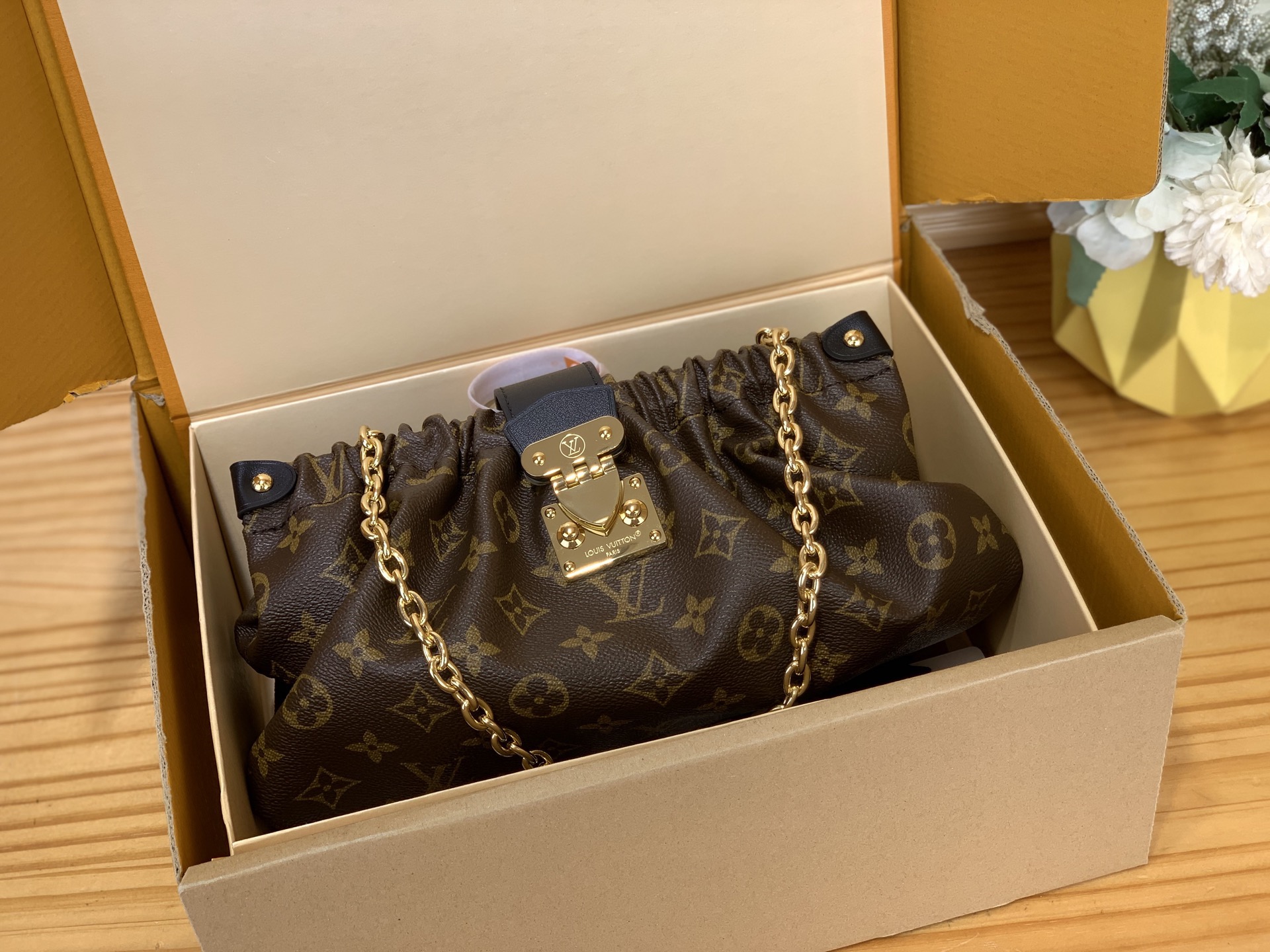 NO:687844,Special original order [OCHETTE SLING small handbag] m27819 From the 2026 Cruise series, the ochette Sling gx handbag is a good choice for day and night looks. It is made of Monogram canvas and uses shirring technology to create a unique pleated effect. This elegant handbag is decorated with a dazzling chain and the same color S-lock lock. The perfect size can easily store daily needs such as mobile phones, wallets and a few commonly used cosmetics.  Dimensions: 16 x 11 x 30 cm.8419095 (height x width x length),,wallets19860909特级原单【OCHETTE SLING 小号手袋】 m27819 源自 2026 Cruise 系列,ochette Sling gx手袋是打造日夜造型的上佳之选.它由 Monogram 帆布制成,用抽褶工艺营造出别致的褶皱效果.这款雅致的手袋饰有耀目链条和同色 S-lock 锁扣,恰宜尺寸可轻松收纳手机、钱包及几件常用化妆品等日常所需. 尺寸16 x 11 x 30 厘米.8419095 (高 x 宽 x 长度),,wallets,Bag