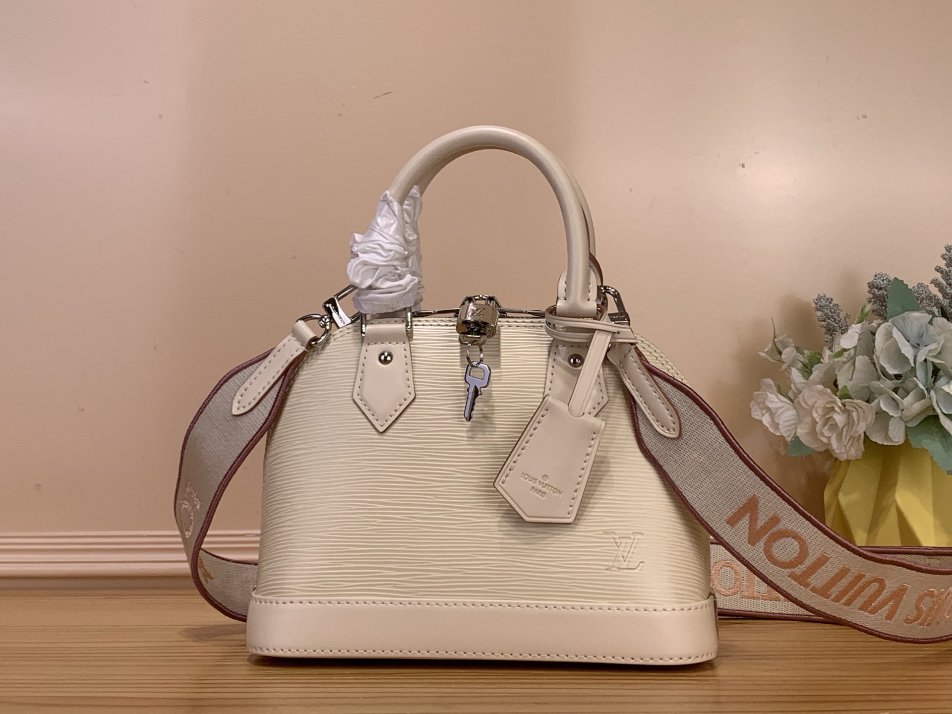 NO:687854,Top original item [Alma bb shell bag] m14432 white. One of the bags that symbolizes Maison is updated into a sporty and cute 'Alma BB' with a new jacquard strap. One side of the stylish wide shoulder strap is embroidered with 'Louis Vuitton', and the other side is embroidered with a Monogram Flower pattern, with exquisite stitching on the edge. Finished with colorful Ei leather, an eye-catching piece. Size 23.5 x 17.5 x  11.5 cm (width x height x sides) 7318085,, louis vuitton19860909顶级原单【Alma bb 贝壳包】m14432 白色 用新的提花表带将象征Maison的包之一更新为运动型,可爱的“阿尔玛BB”.时尚宽肩带的一面绣有“Louis Vuitton”,st另一面绣有Monogram Flower图案,边缘有精致的缝线.用五颜六色的Ei皮革完成的,吸引眼球的单品. 尺寸23.5 x 17.5 x 11.5厘米（宽x高x边）7318085,,louis vuitton,Bag