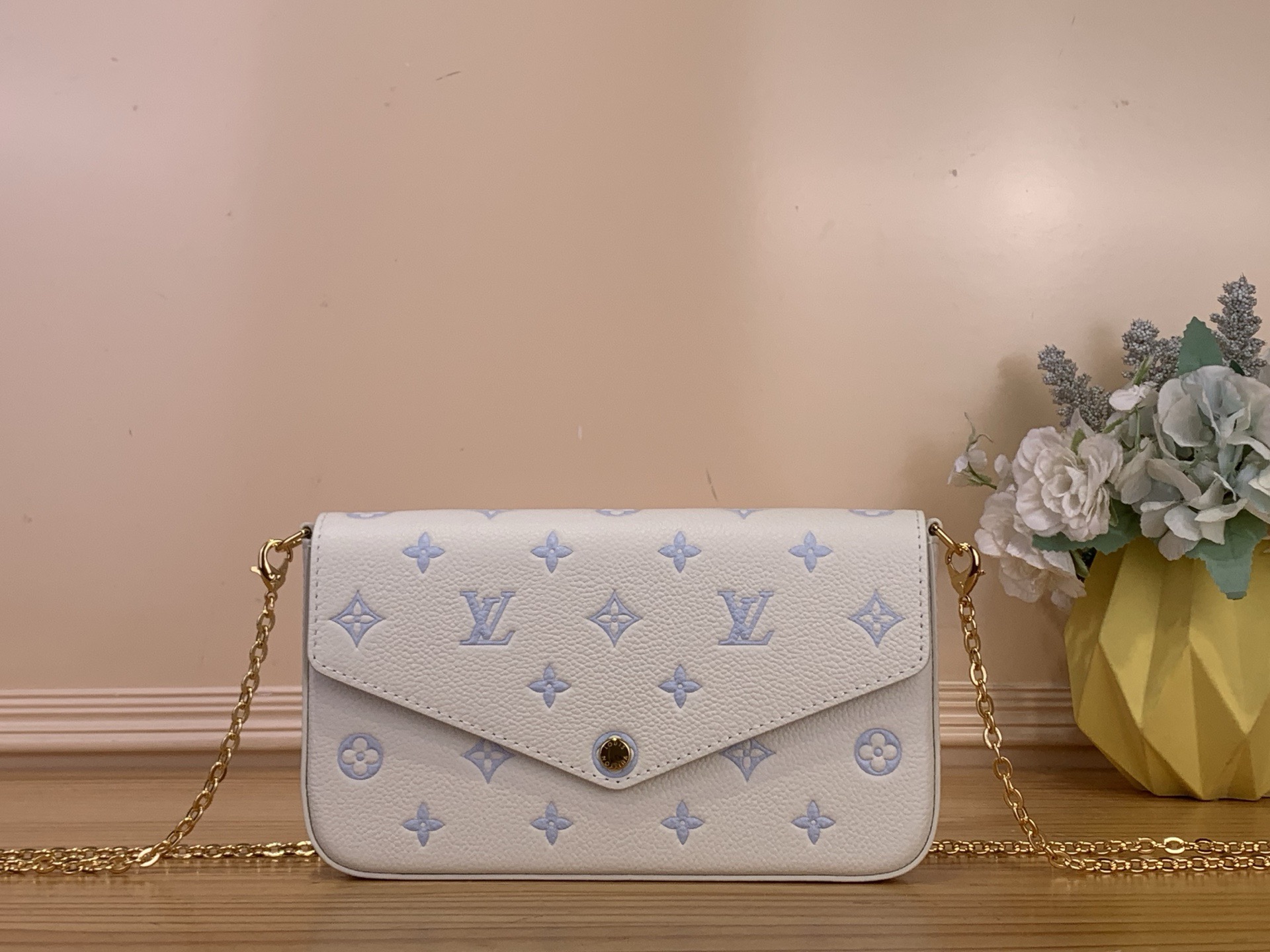 NO:687901,Top original order [OCHETTE FLICIE handbag] m28127 white/blue This ochette Félicie handbag is from the Sweet Escae series, crafted with classic Monogram Emreinte ys leather. It has two detachable pockets, one with a zipper design and the other with a card compartment. The elegant chain allows for flexible switching of multiple wearing methods. Size 12 x 3 x 21 cm. 4815054 (H x  width x length),,stuart weitzman19860909顶级原单【OCHETTE FLICIE 手袋】 m28127 白色/蓝色 本款 ochette Félicie 手袋出自 Sweet Escae 系列,以经典 Monogram Emreinte ys皮革匠心裁制,两枚可拆卸口袋各具巧思一枚采用拉链设计,另一枚设有卡片夹层.典雅链条灵活切换多种佩戴方式. 尺寸12 x 3 x 21 厘米.4815054 (高 x 宽 x 长度),,stuart weitzman,Bag
