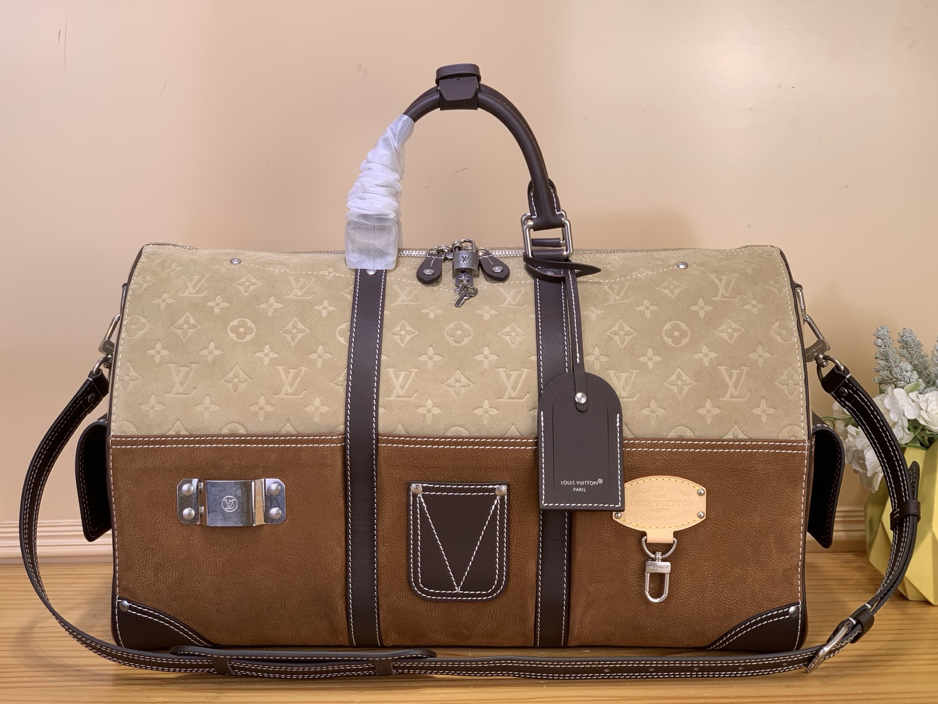 NO:687832,Top original order [KEEALL BANDOULIRE 50 travel bag] m26127 color block harrell Williams and designer Nigo SJ were inspired by the Japanese workwear trend, reinterpreting the Keeall Bandoulière 50 travel bag with bold brushstrokes and an industrial perspective. Monogram suede leather creates a classic configuration, and the mountaineering hook buckle and exquisite metal nameplate highlight the functionalist aesthetics. Size 29 x 23 x 50  cm.140121500 (height x width x length),19860909顶级原单【KEEALL BANDOULIRE 50 旅行袋】 m26127 拼色 harrell Williams 与设计师 Nigo sj受日本工装风潮的启发,以大胆笔触和工业视角重绎 Keeall Bandoulière 50 旅行袋.Monogram 绒面皮革塑造经典构型,登山式钩扣和精巧金属铭牌彰显功能主义美学. 尺寸29 x 23 x 50 厘米.140121500 (高 x 宽 x 长度),,Bag