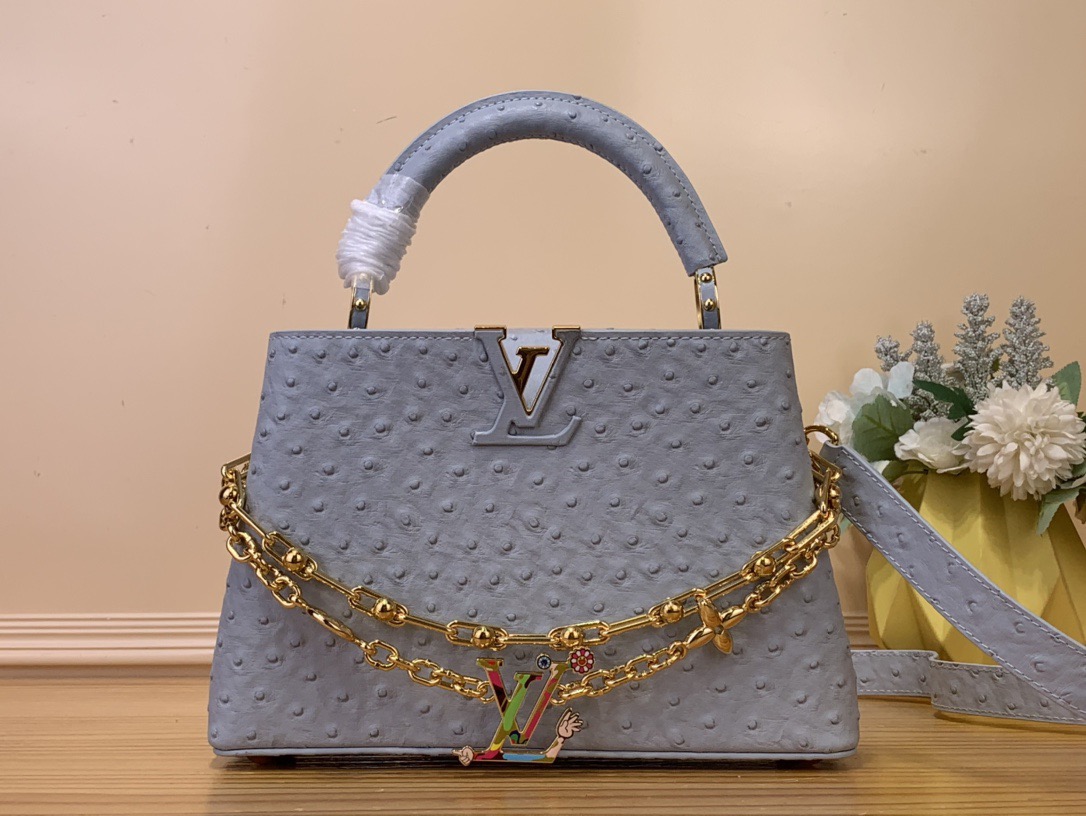 NO:687828,Top original order [CAUCINES BB handbag] m48865 blue/Takashi Murakami (cow leather pressed ostrich pattern) This Caucines BB handbag is made of flexible Taurillon cow leather, with a jewelry-style double-plated chain and Monogram floral elements to highlight the identity of the Chain On You hl series. The flap can be placed on both sides of the inside and outside. The ample configuration and multiple inner pockets are convenient for storing daily needs, and the round LV letters add ingenious details.  Dimensions 12 x 8 x 27 cm 130121450 (height x width x length),,louis vuitton,cowhide19860909顶级原单【CAUCINES BB 手袋】 m48865 蓝色/ 村上隆（牛皮压鸵鸟纹） 本款 Caucines BB 手袋取材柔韧 Taurillon 牛皮革,以珠宝风格双镀链条和 Monogram 花卉元素点明 Chain On You hl系列身份.翻盖可置于内外两侧,充裕构型和多重内袋方便收纳日常所需,圆润 LV 字母再添匠心细节. 尺寸12 x 8 x 27厘米 130121450 (高 x 宽 x 长度),,louis vuitton,cowhide,Bag