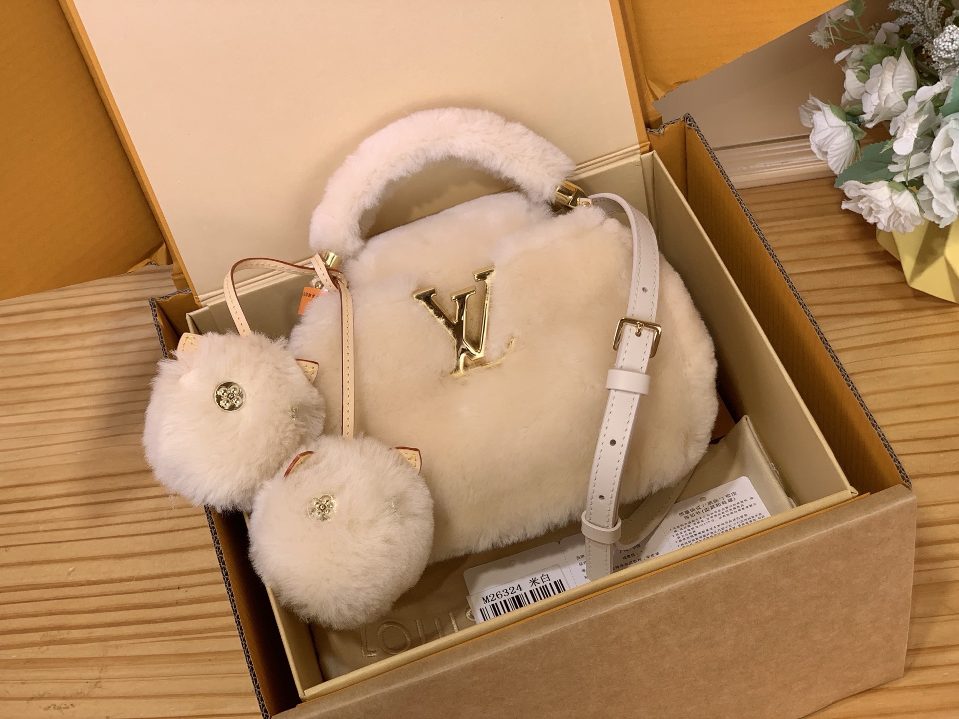 NO:687849,Upgraded version [CAUSNOW handbag] m26324 sherpa. This Causnow sj handbag is shearling dip-dyed in pure tones, with detachable decorations embellished with fluffy pom-poms, showing an avant-garde style. It adds a fun choice to the Cozygram series both inside and outside the ski resort. The compact structure incorporates an internal or external flap, and is just the right size to store your belongings. The dazzling metal parts add a touch of sophistication. Size 13 x 11 x  20 cm 120121350 (height x width x length),19860909升级版【CAUSNOW 手袋】 m26324 羊羔绒 本款 Causnow sj手袋为羊毛皮浸染素净色调,搭配点缀蓬松毛球的可拆卸装饰,尽显前卫风范,为 Cozygram 系列增添雪场内外的妙趣佳选.紧凑构型融入内收或外置的翻盖,恰宜尺寸适宜存放随身物品.耀目金属件再添考究一笔. 尺寸13 x 11 x 20 厘米 120121350 (高 x 宽 x 长度),,Bag