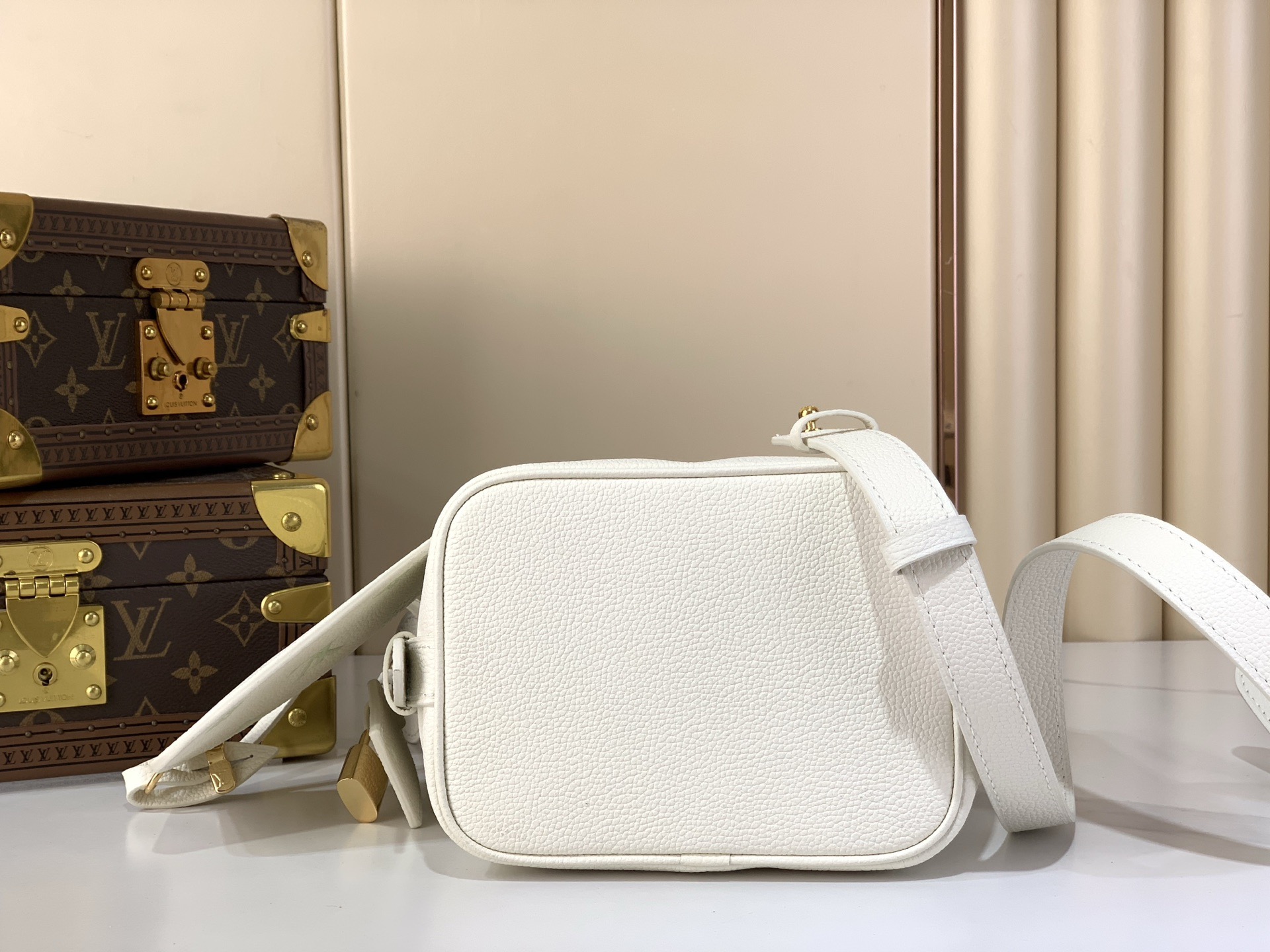 LV Style White Leather Top Handle Bag style reference detail image 4 from source 760039