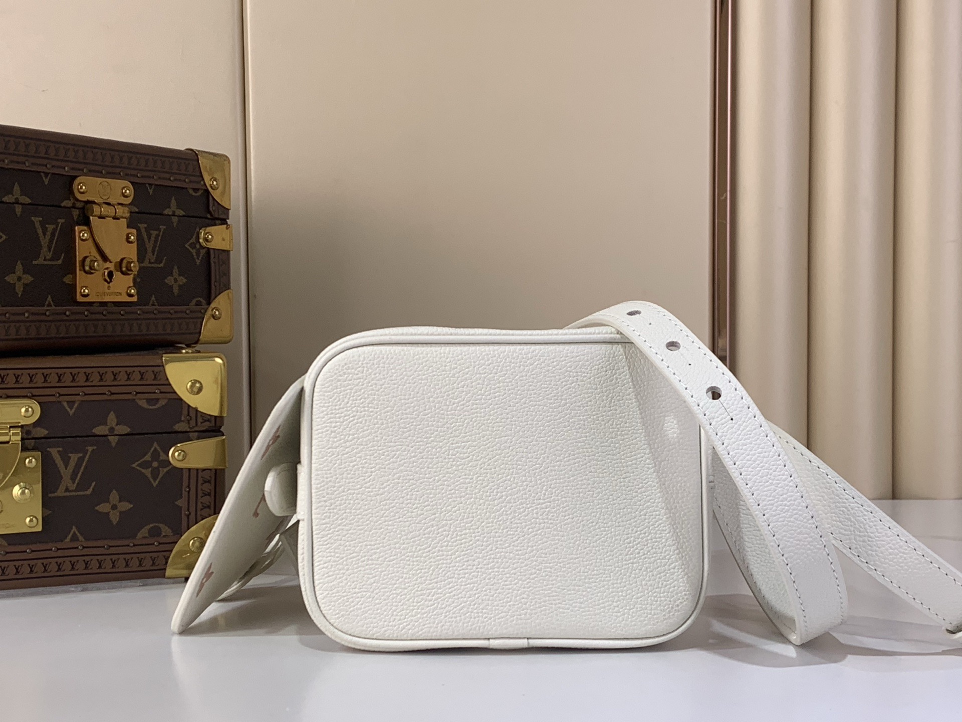 LV Style White Leather Top Handle Bag style reference detail image 4 from source 760038