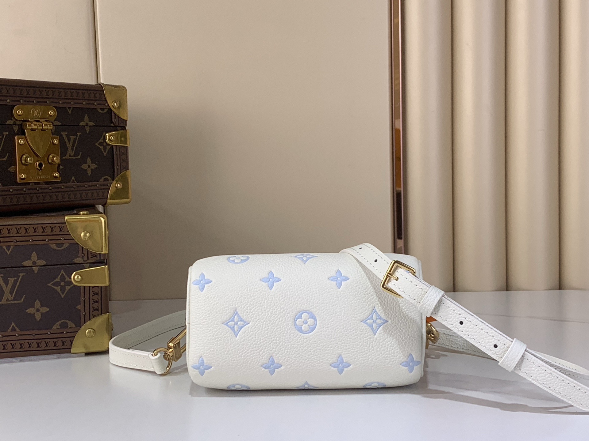 LV Style White Leather Top Handle Bag style reference detail image 4 from source 760041