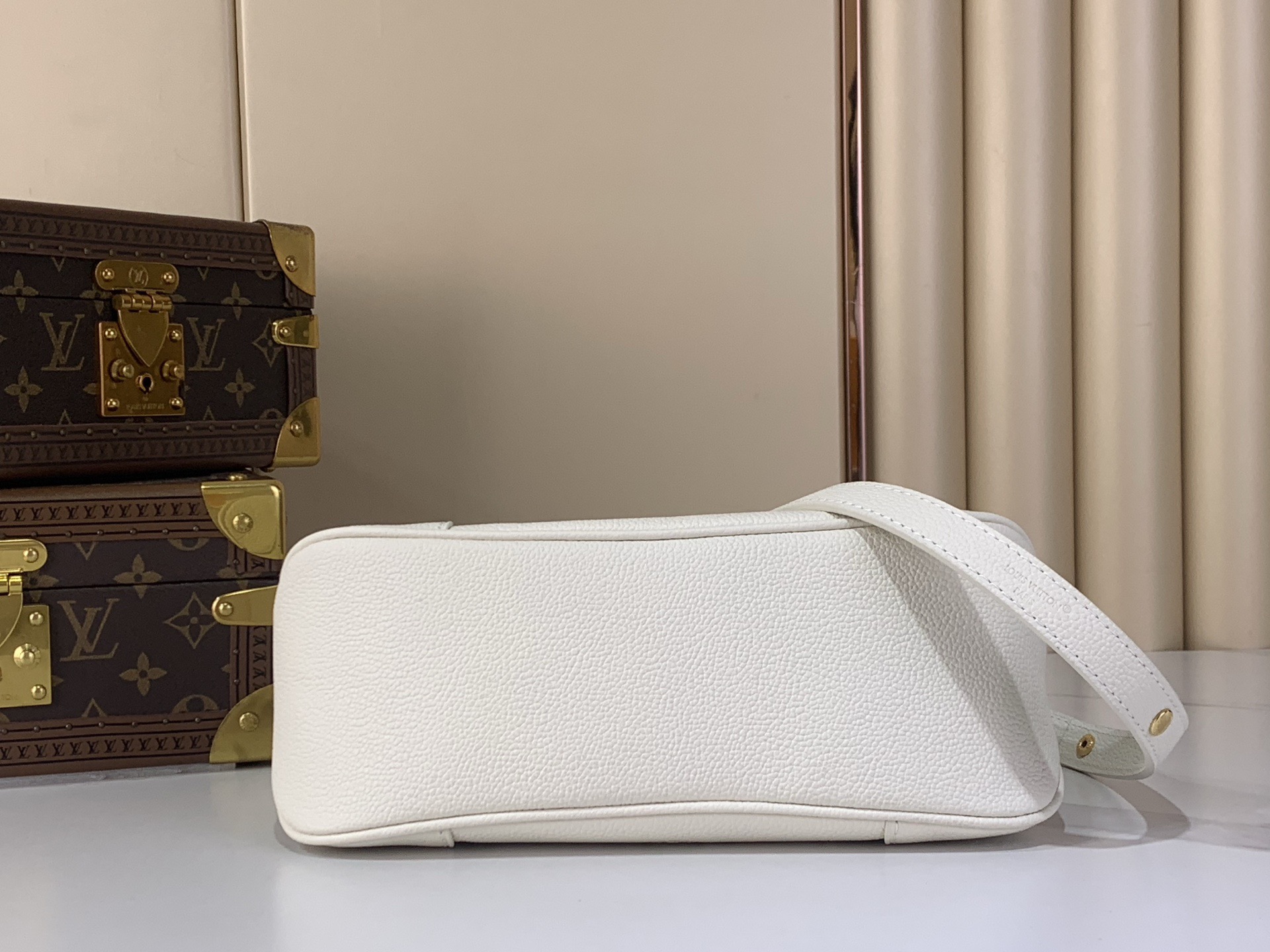 LV Style White Leather Top Handle Bag style reference detail image 4 from source 760040