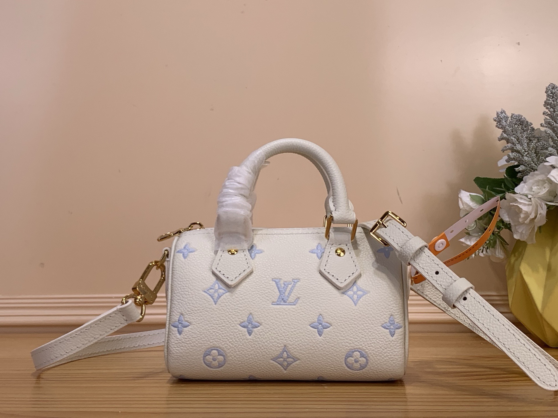 NO:701180,Top original order [NANO SEEDY handbag] m27702 blue/silk screen (strawberry milk) and Monogramamrant symbolizing Maison  ys leather is a beautiful and harmonious reinterpretation of the iconic 'NanoSeedy' in two-tone tones unique to this season. It is decorated with gold hardware and is active from day to night. It has 2 handles and a detachable strap, allowing you to hold it in a variety of ways. It can store daily essentials such as a small wallet, and the interior with ample space is also attractive. Size 16 x 10 x 7.5 cm  6017075 (width x height x sides),,prada,wallets19860909顶级原单【NANO SEEDY 手袋】m27702 蓝色/ 丝印（草莓牛奶） 与象征Maison的Monogramamrant ys皮革美丽和谐,以本季特有的双色色调重新诠释的标志性“NanoSeedy”.用金色的金具装饰的从白天到晚上都很活跃的这件物品,通过2个手柄和可拆卸的带子,可以享受丰富多彩的握持方式.可以收纳小钱包等日常必备物品,具备充足空间的内部装修也很有魅力. 尺寸16 x 10 x 7.5厘米 6017075（宽x高x边）,,prada,wallets,Bag