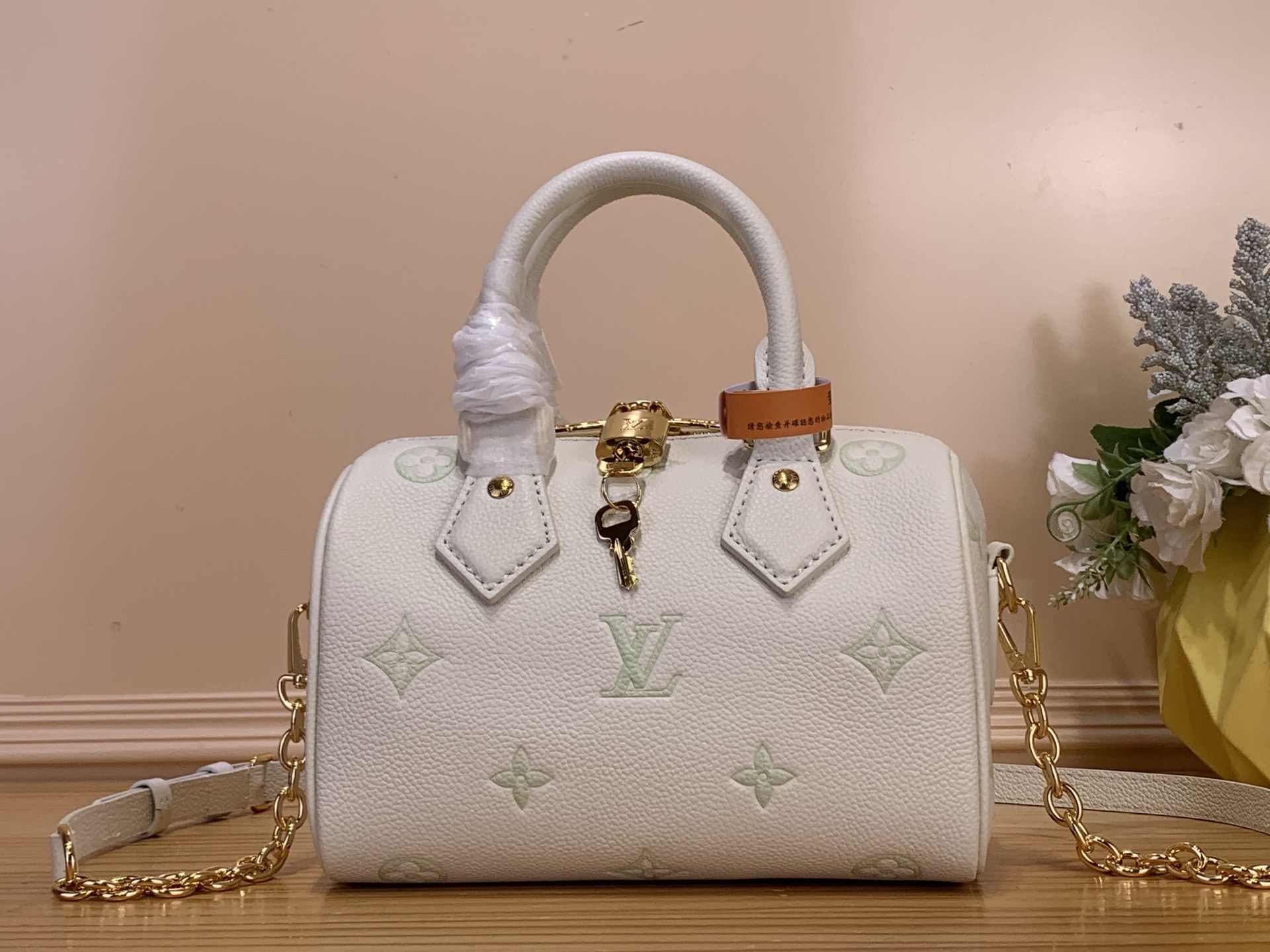 NO:687900,The top original item [Seedy 20 handbag] m28314 green/silk screen 'Seedy Bandrier 20' is reinterpreted with a chic two-color unique to this season and complements various outfits. On the Monogram Amlant ys leather that symbolizes the Maison, it has decorative charms and a nameplate that praises Louis Vuitton's traditional luggage. It is a size that can hold daily necessities, and is a versatile design that can be carried across a variety of ways, such as cross-body, shoulder, and handheld.  Dimensions 20.5 x 13.5 x 12 cm 7819085 (width x height x sides),,louis vuitton19860909顶级原单【Seedy 20 手袋】m28314 绿色/丝印 以本季特有的别致的双色重新诠释,与各种装束相得益彰的“Seedy Bandrier 20”.在象征Maison的Monogram Amlant ys皮革上,装饰性吊饰和赞美路易威登传统行李箱的名牌.可以装下平时必需品的尺寸,斜挂、肩挂、手持等多种携带方式的万能设计. 尺寸20.5 x 13.5 x 12厘米 7819085（宽x高x边）,,louis vuitton,Bag